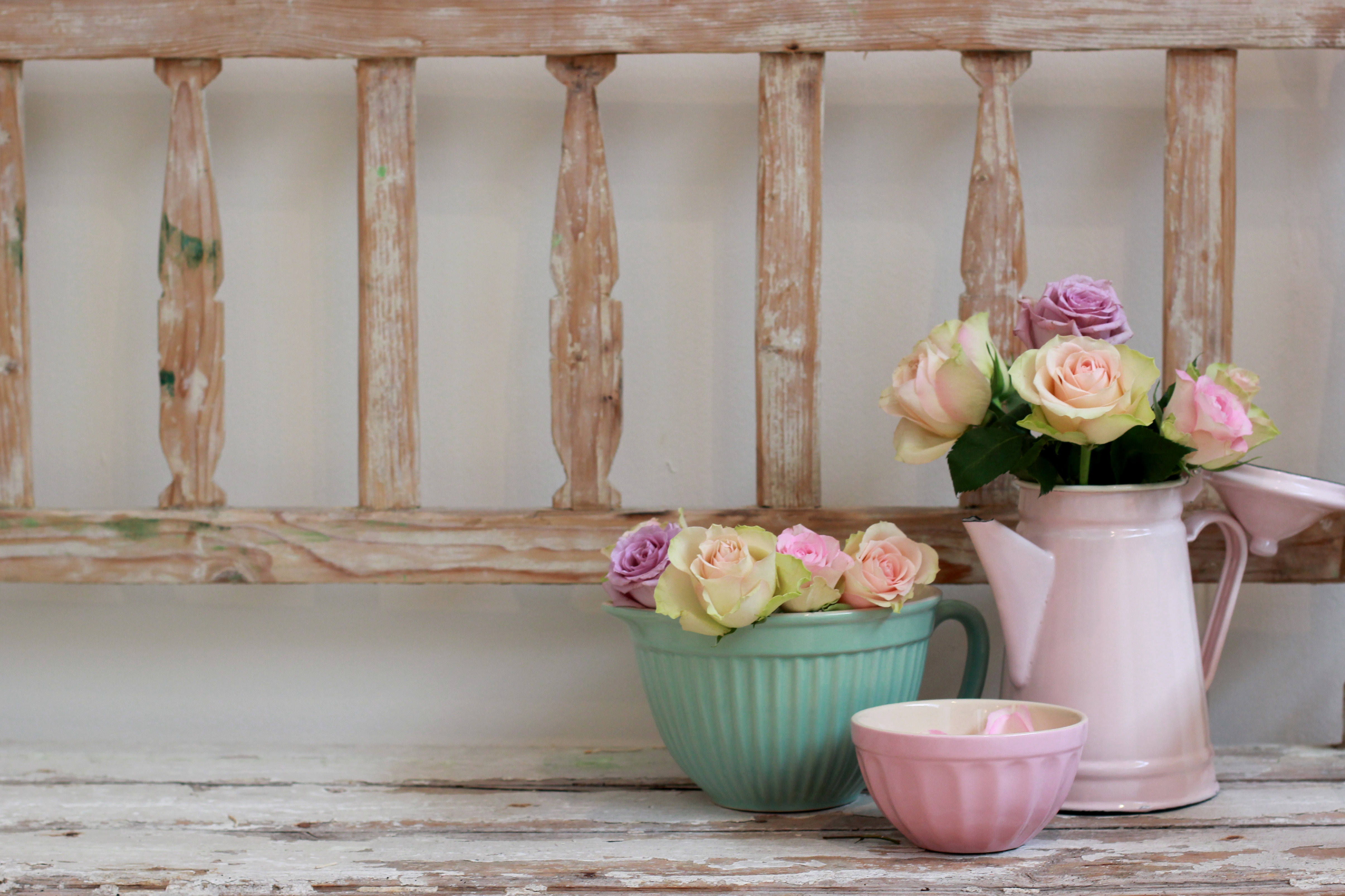 Pastel roses in mint bowl and pink jug on wooden table HD Wallpaper