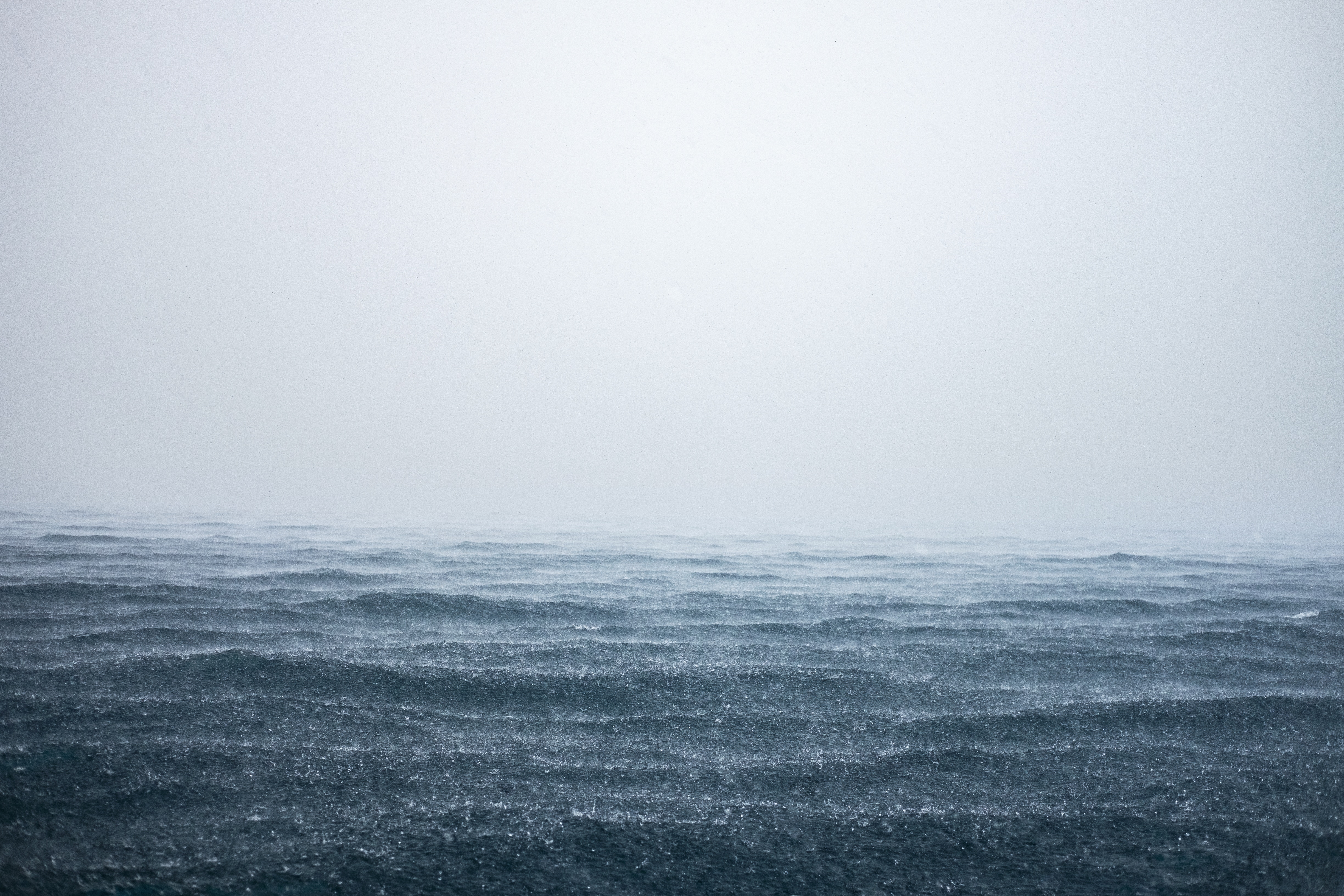 Ocean waves during a rainstorm HD Wallpaper