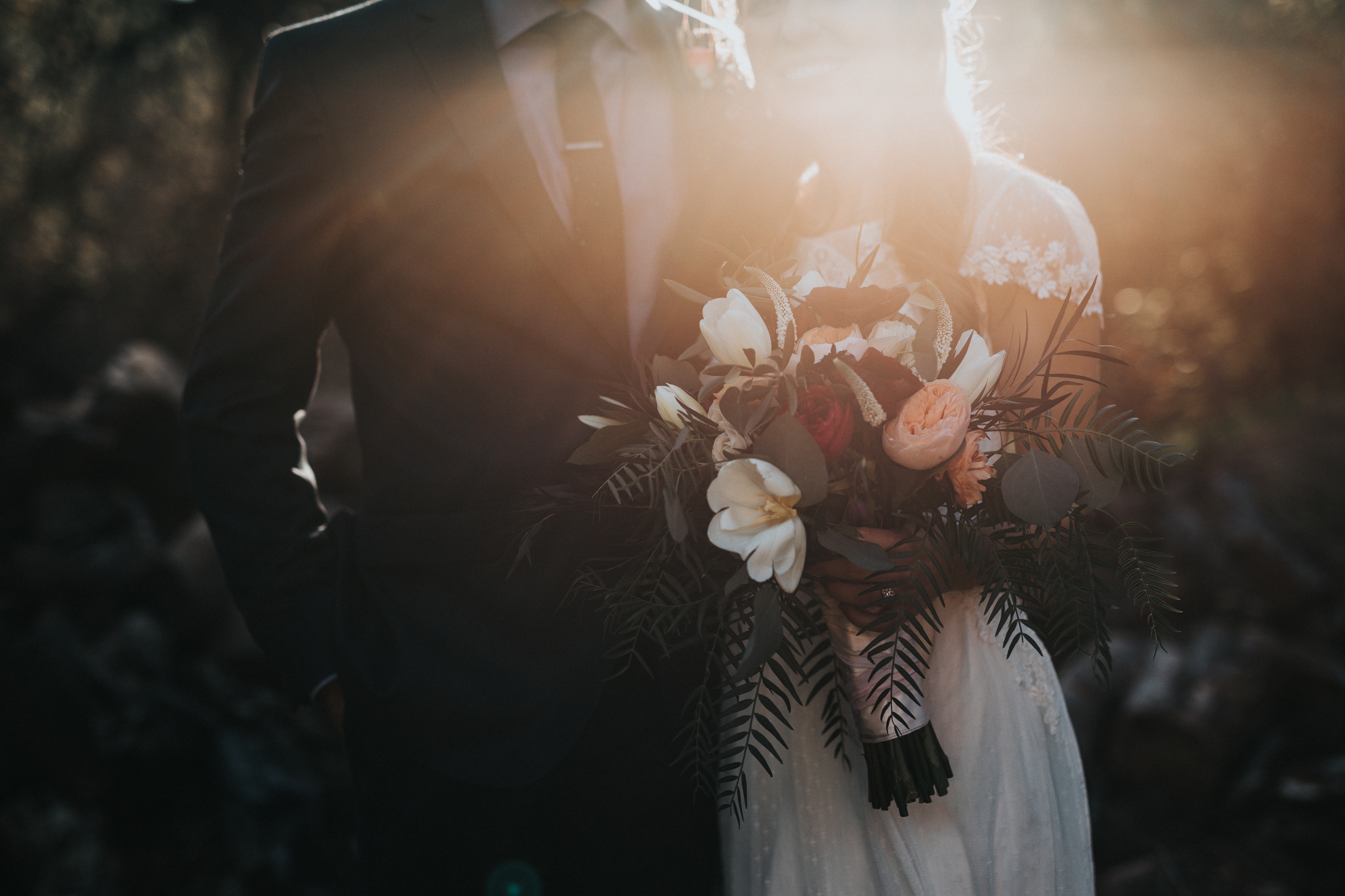 Wedding couple holding a bouquet in sunlight HD Wallpaper