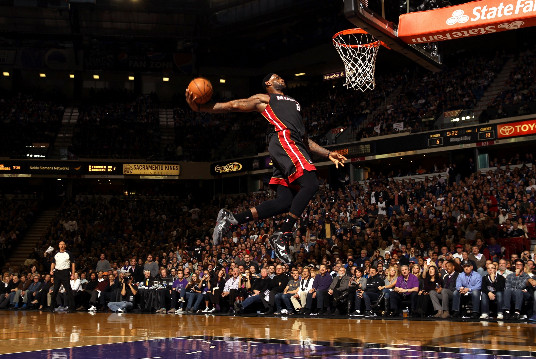 LeBron James dunking a basketball during an NBA game HD Wallpaper