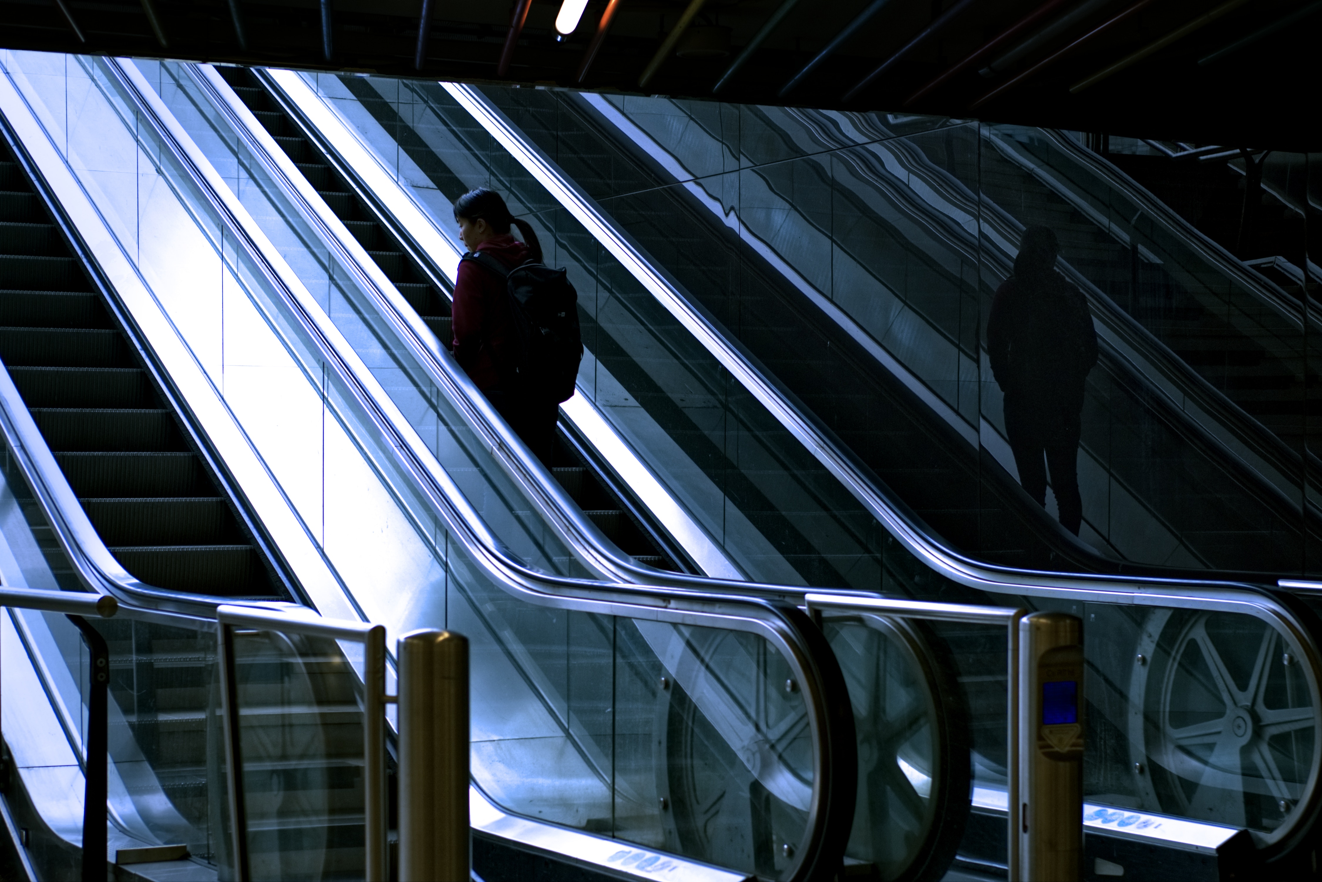 Woman on escalator in Rotterdam HD Wallpaper