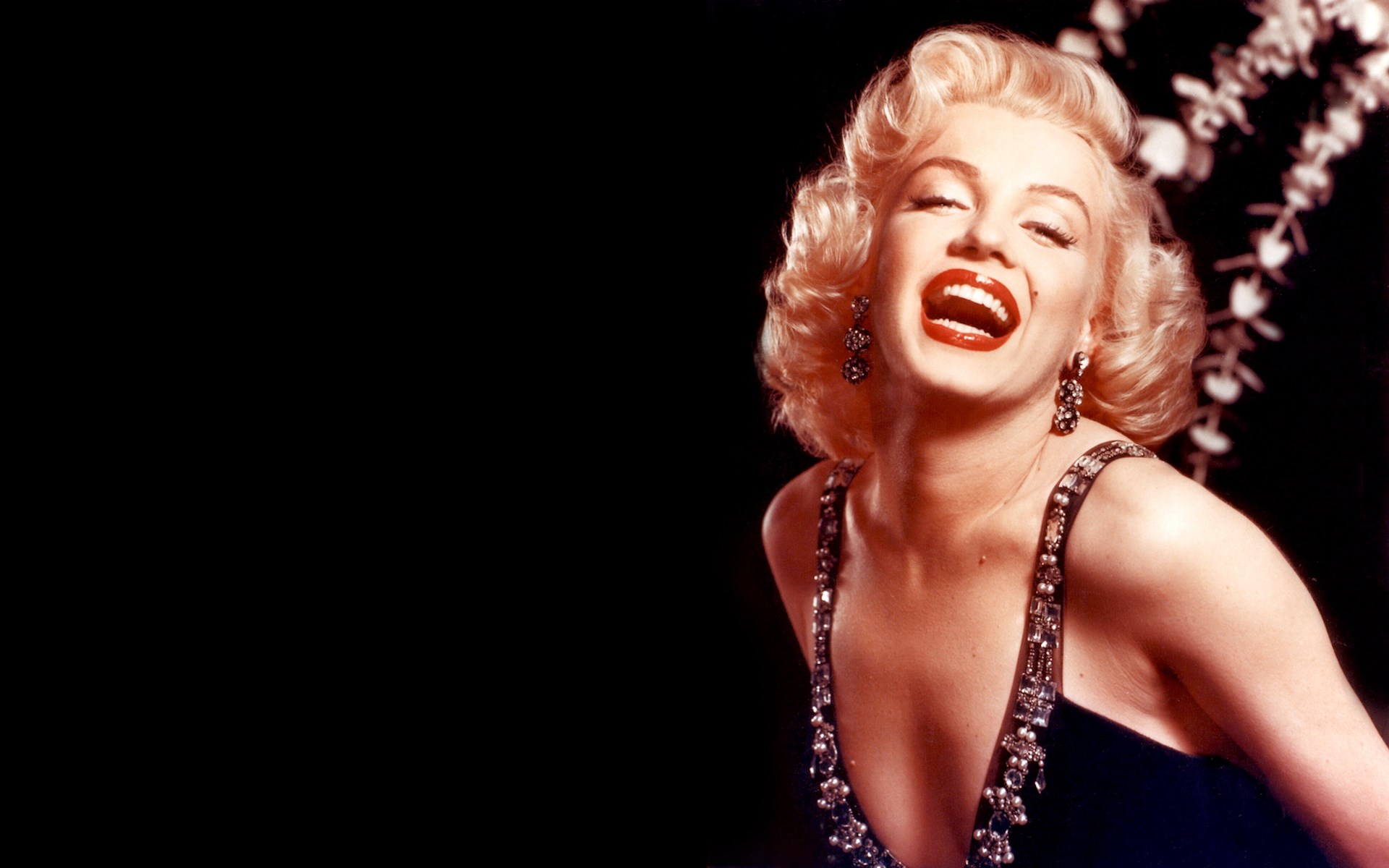 Marilyn Monroe laughing HD Wallpaper
