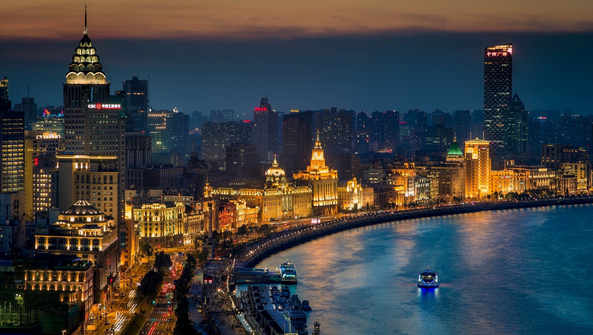Shanghai Bund skyline at dusk with boats on the Huangpu River HD Wallpaper
