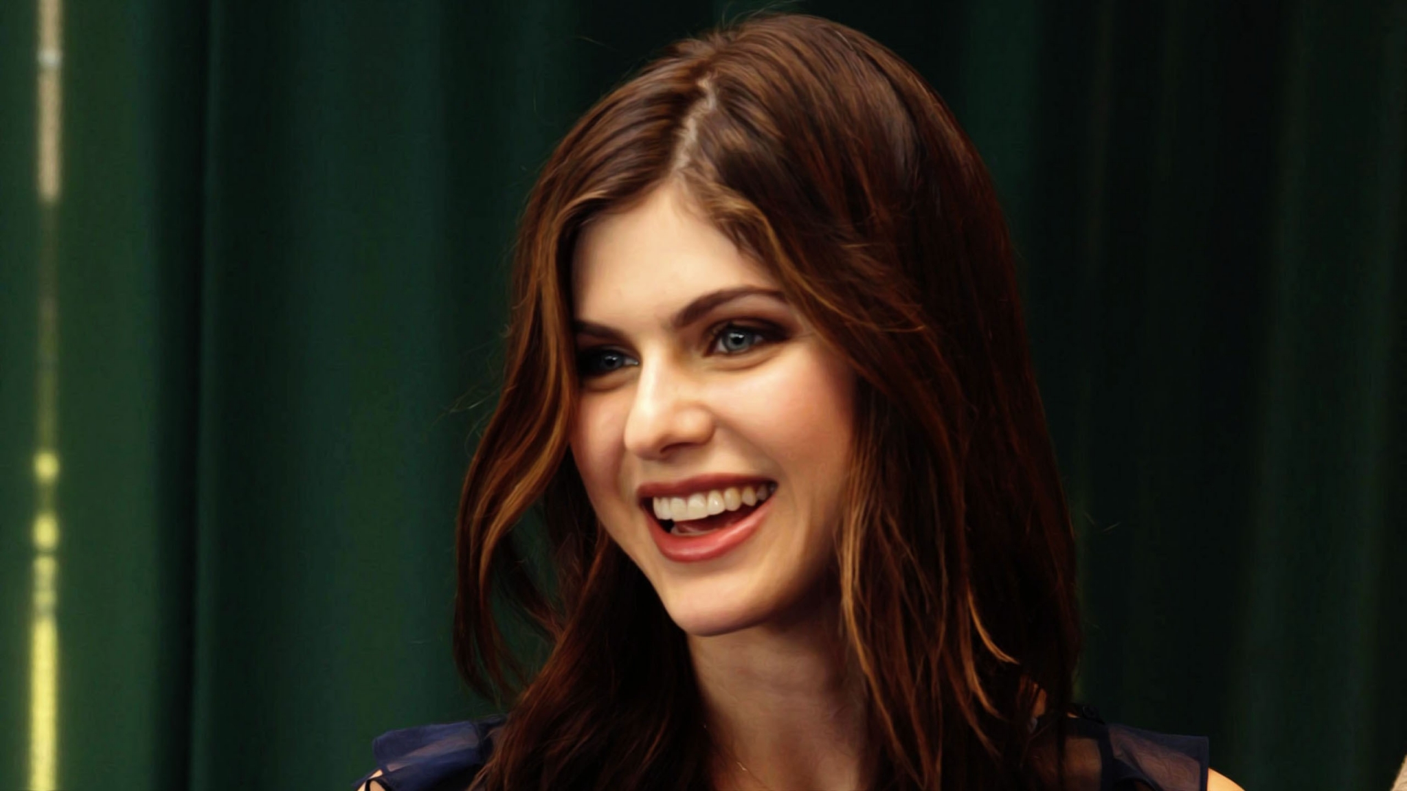 Alexandra Daddario smiling HD Wallpaper