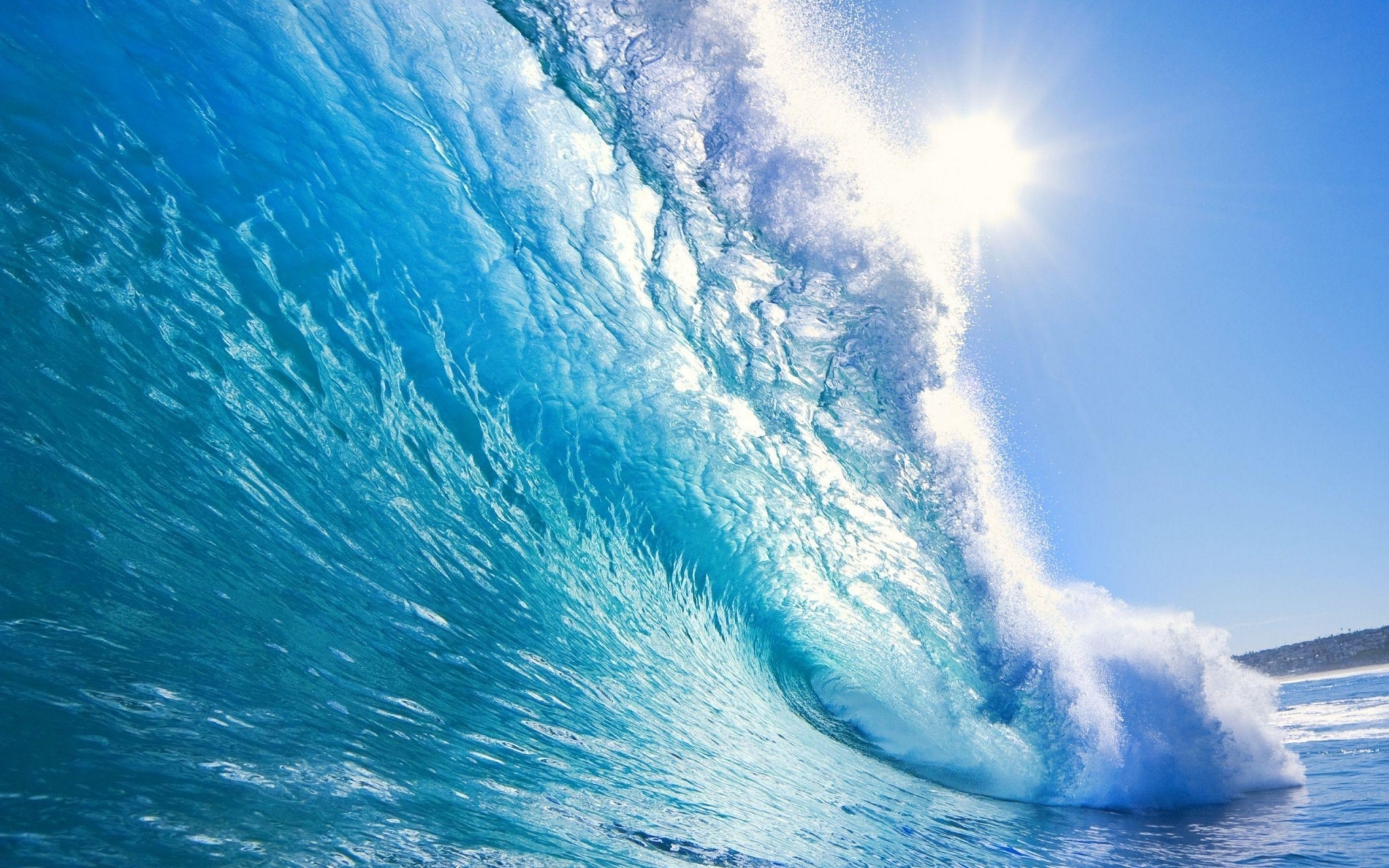 Close-up of a large ocean wave breaking HD Wallpaper