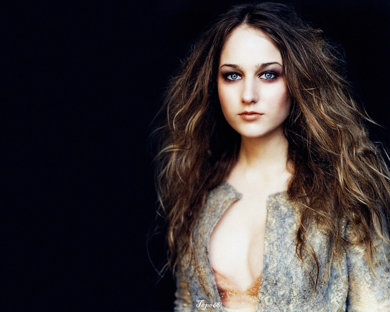 Leelee Sobieski portrait HD Wallpaper