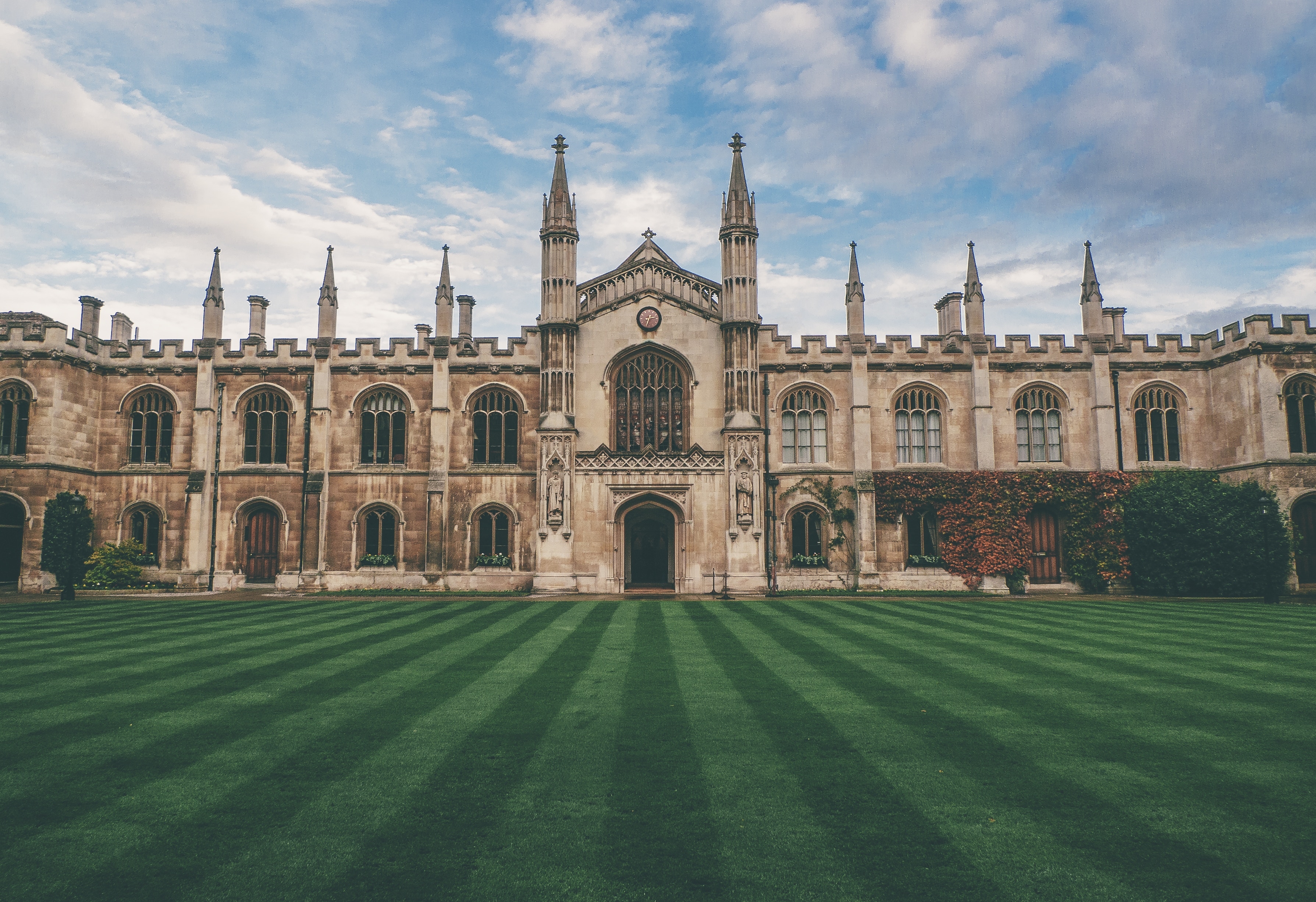 Historic University Building in England HD Wallpaper