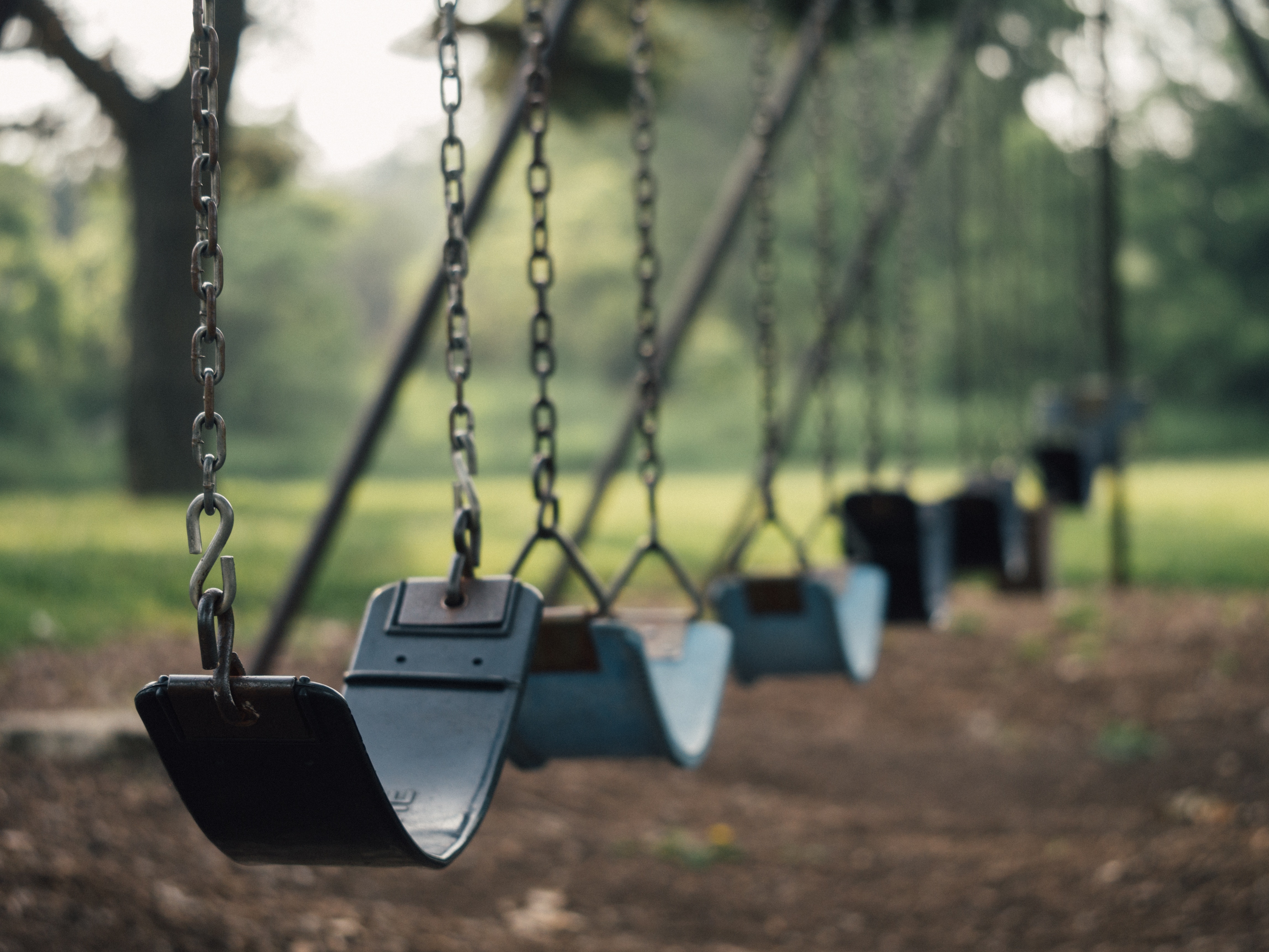 Empty swingset in a park HD Wallpaper