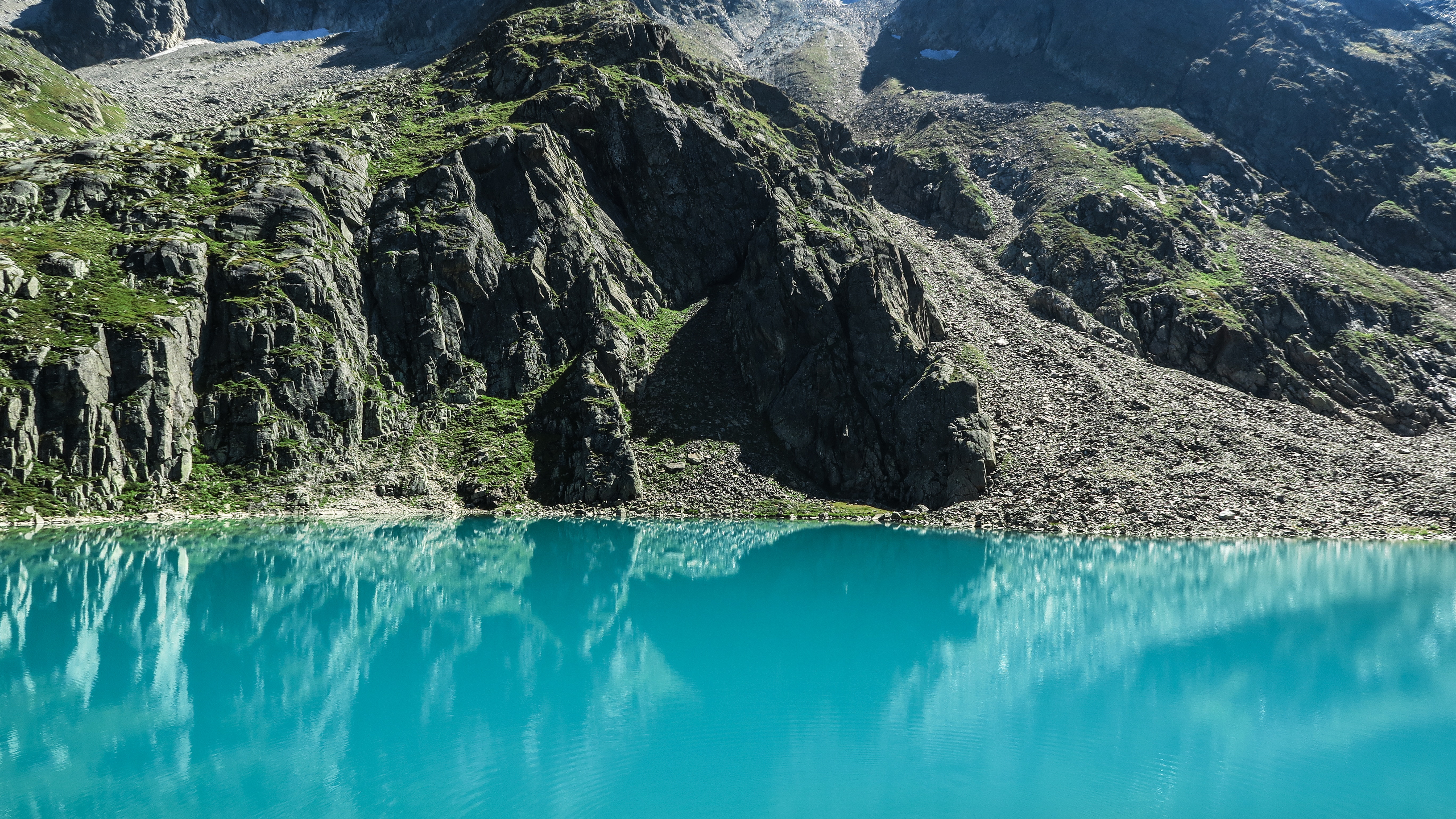 Turquoise Mountain Lake with Rocky Cliffs and Moss HD Wallpaper