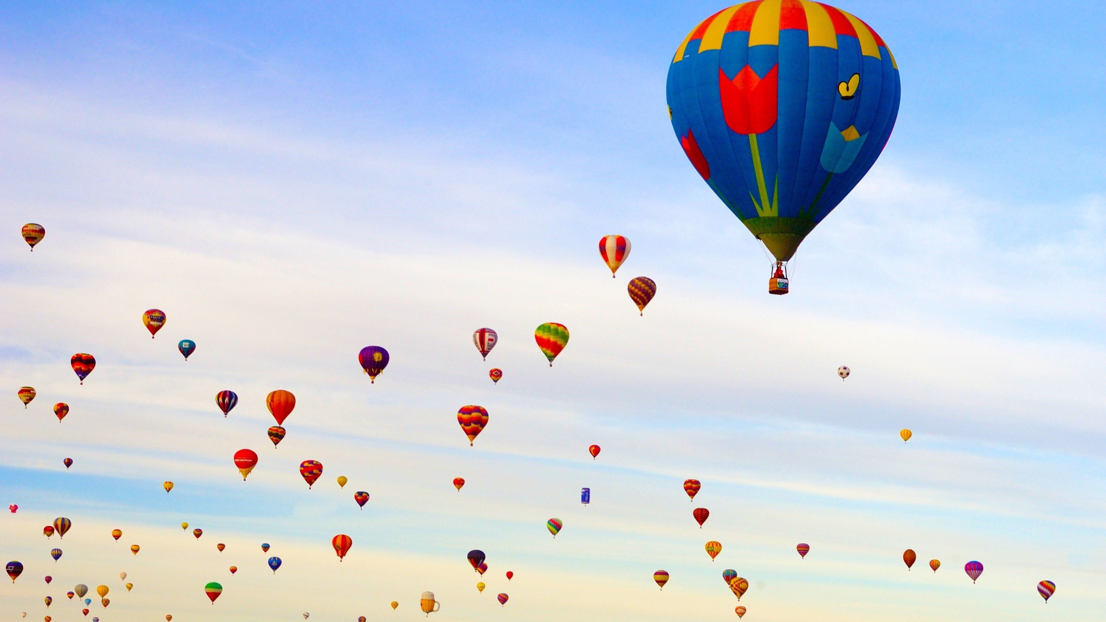 Hot air balloons in the sky HD Wallpaper