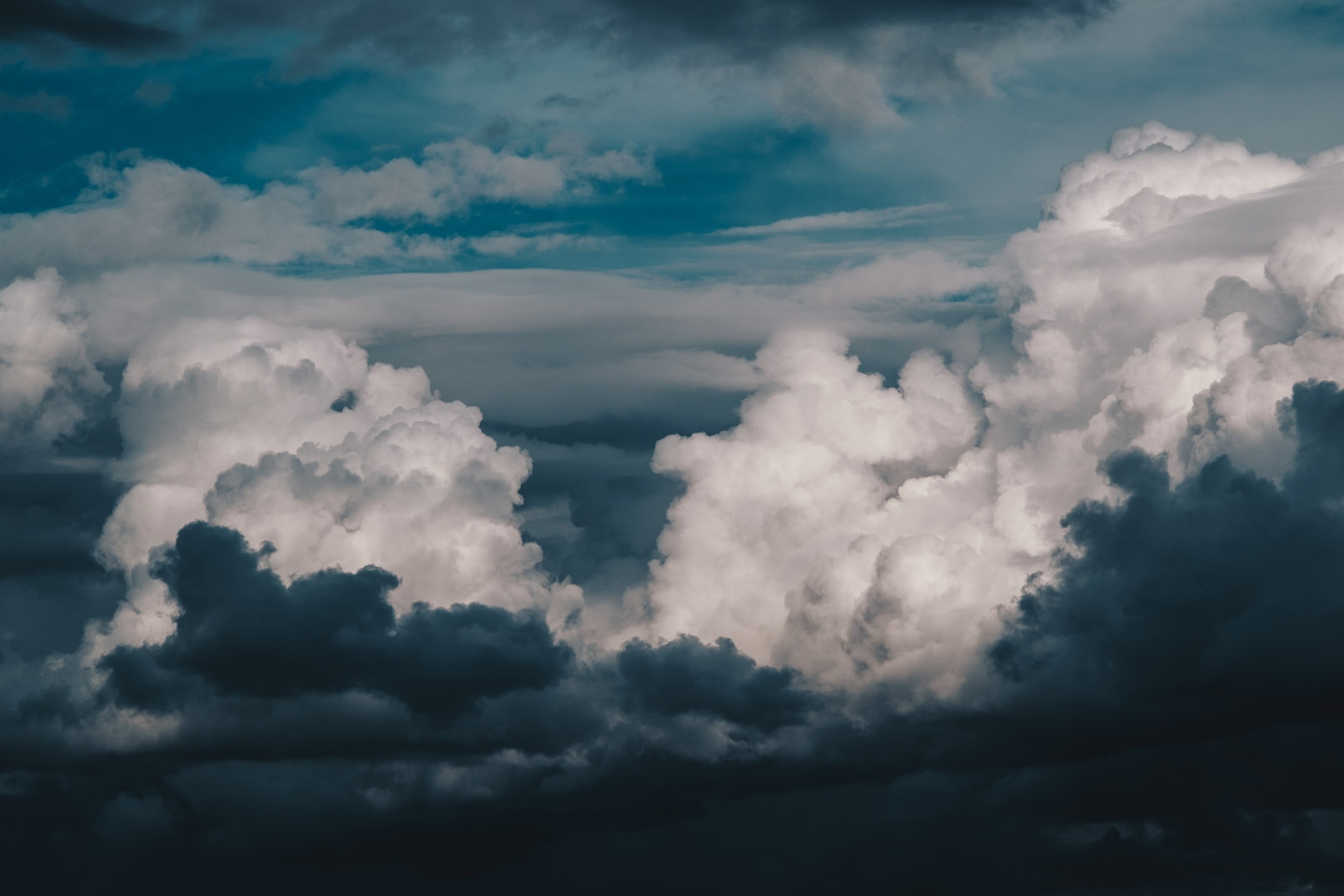 Dark and light clouds in the sky HD Wallpaper