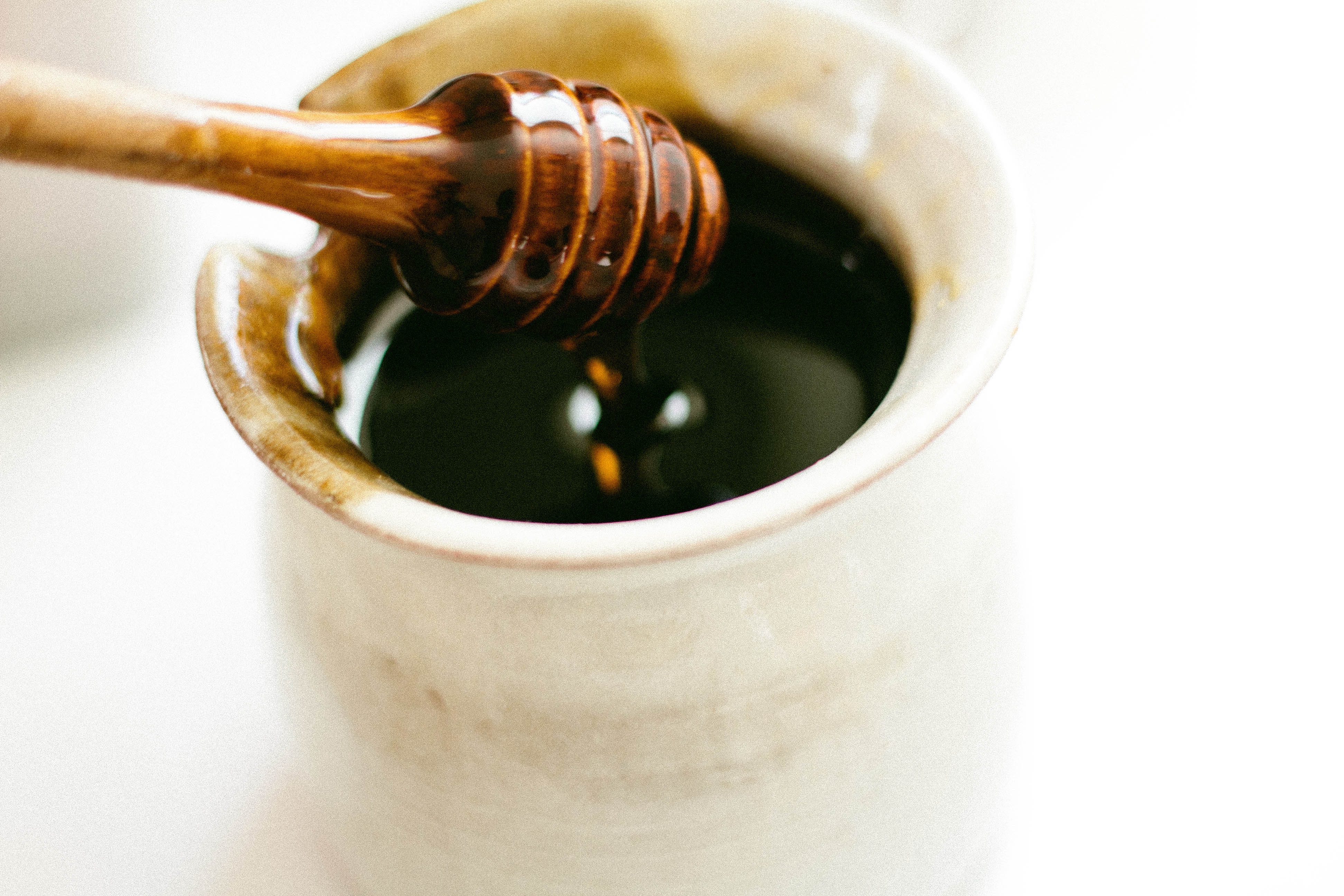 Honey dipper in a pot of honey HD Wallpaper