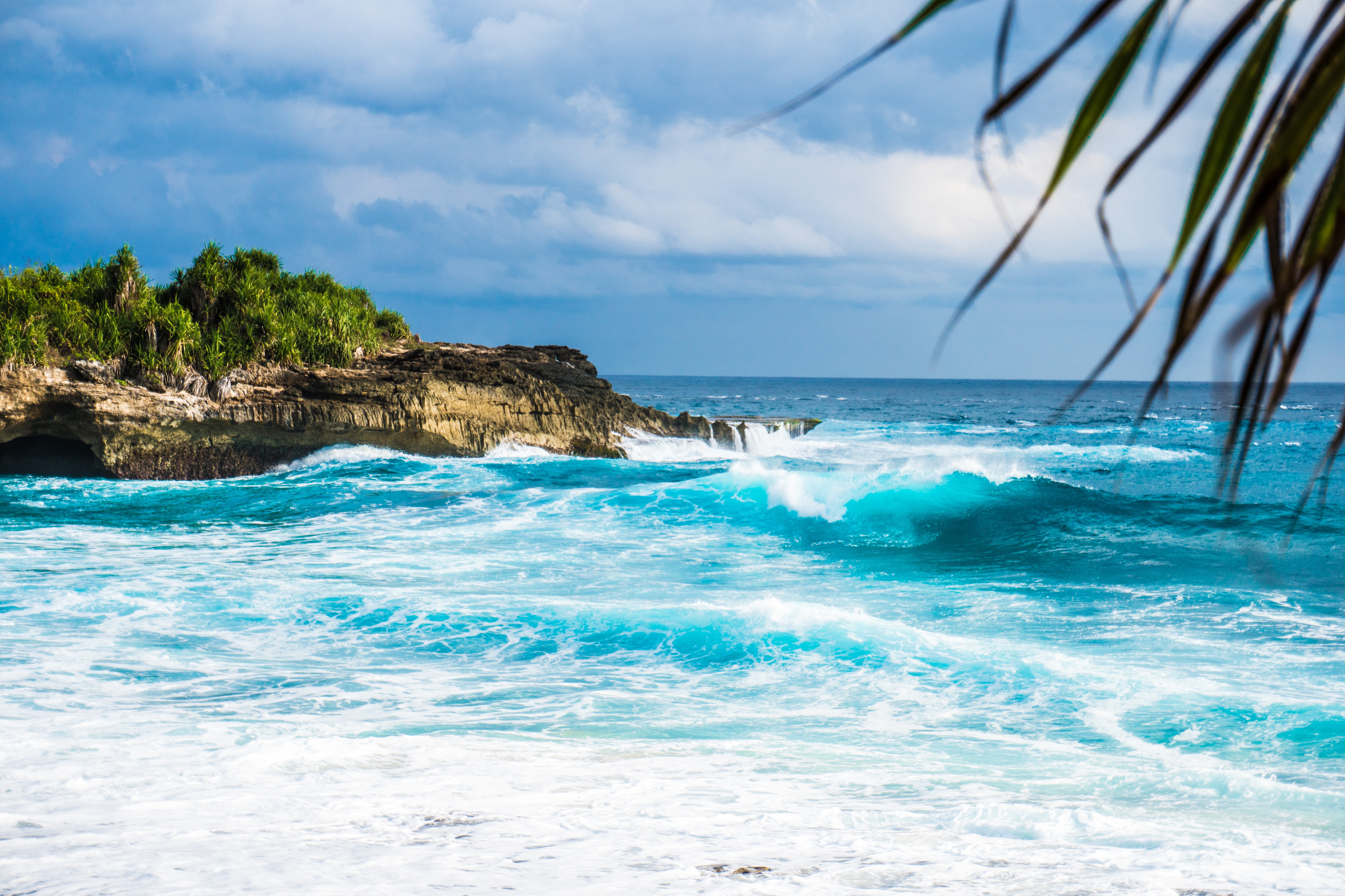 Waves crashing on rocky shore of Nusa Lembongan HD Wallpaper