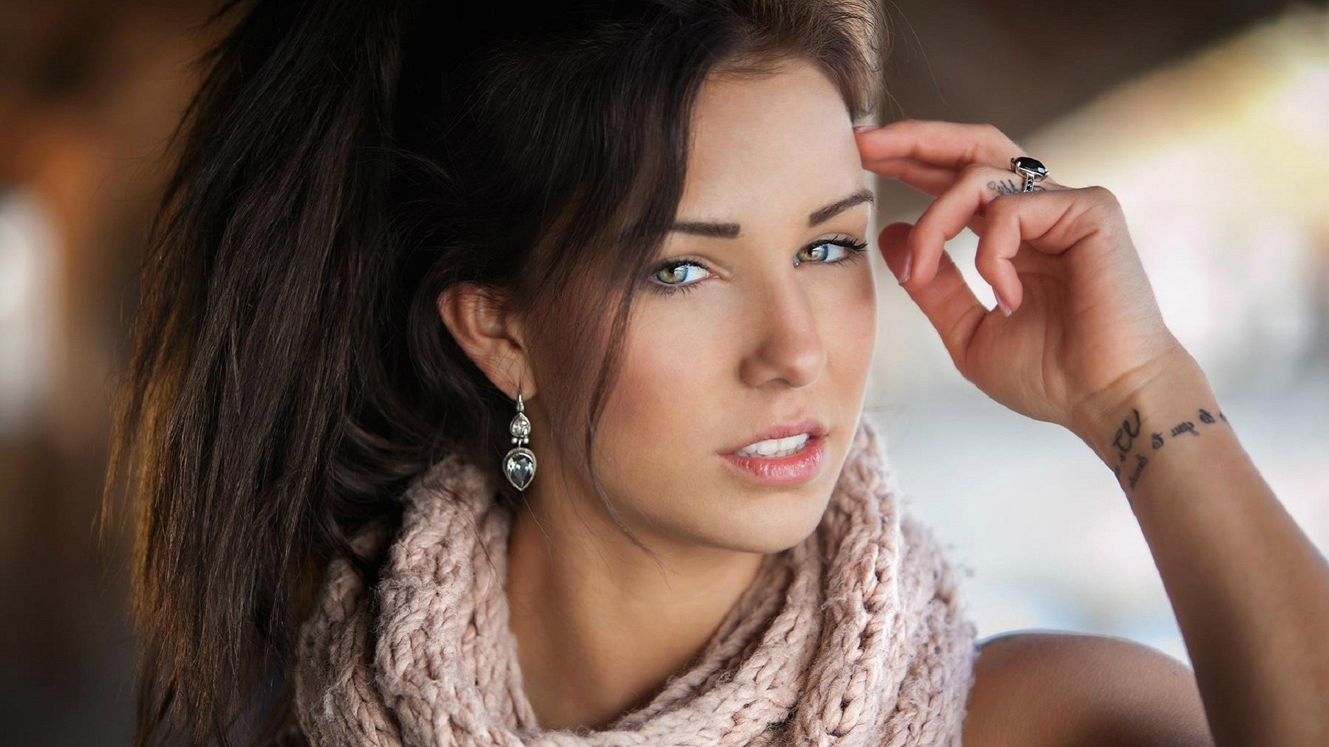 Anja Zeidler with a knitted scarf HD Wallpaper
