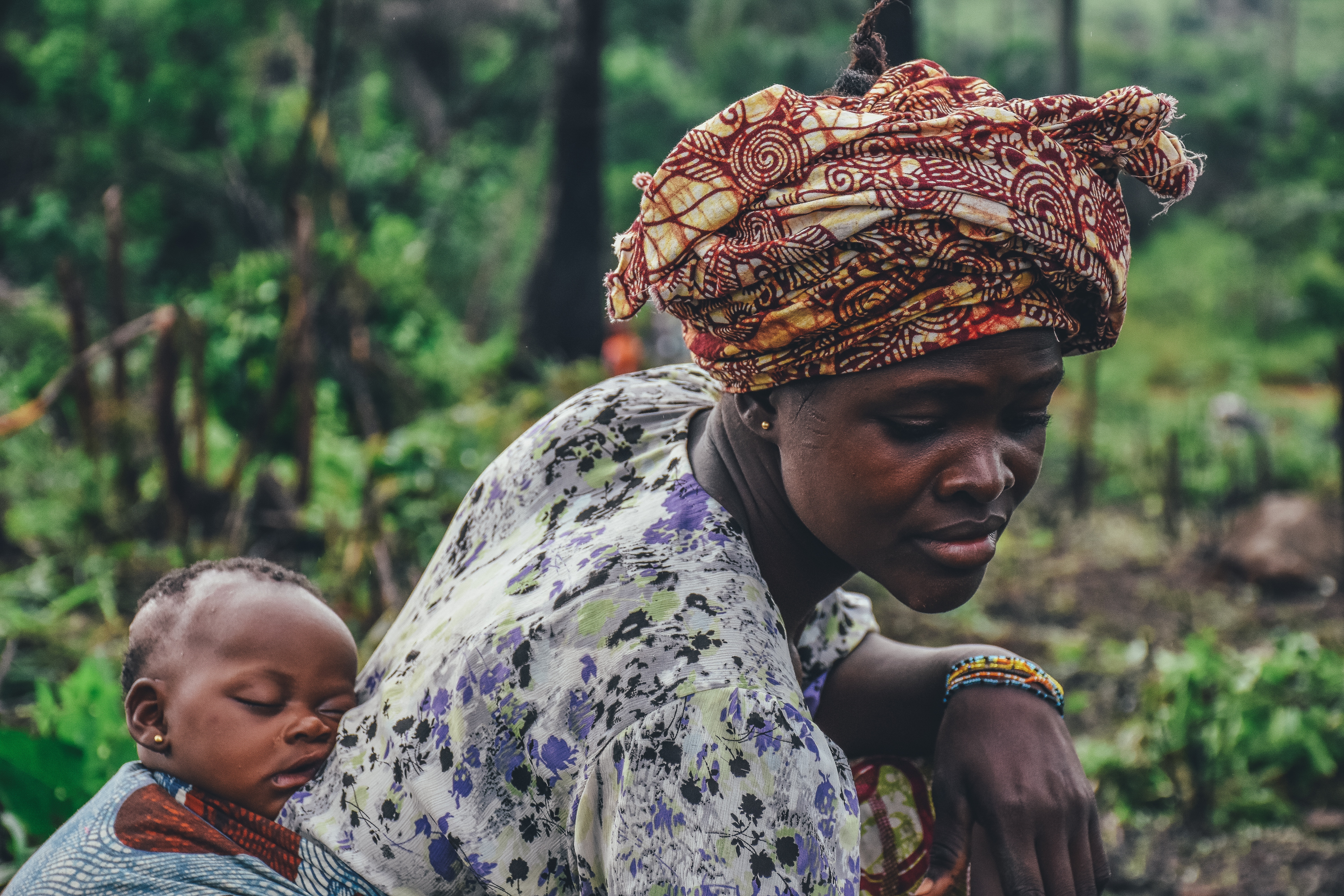 African mother carrying her sleeping baby HD Wallpaper