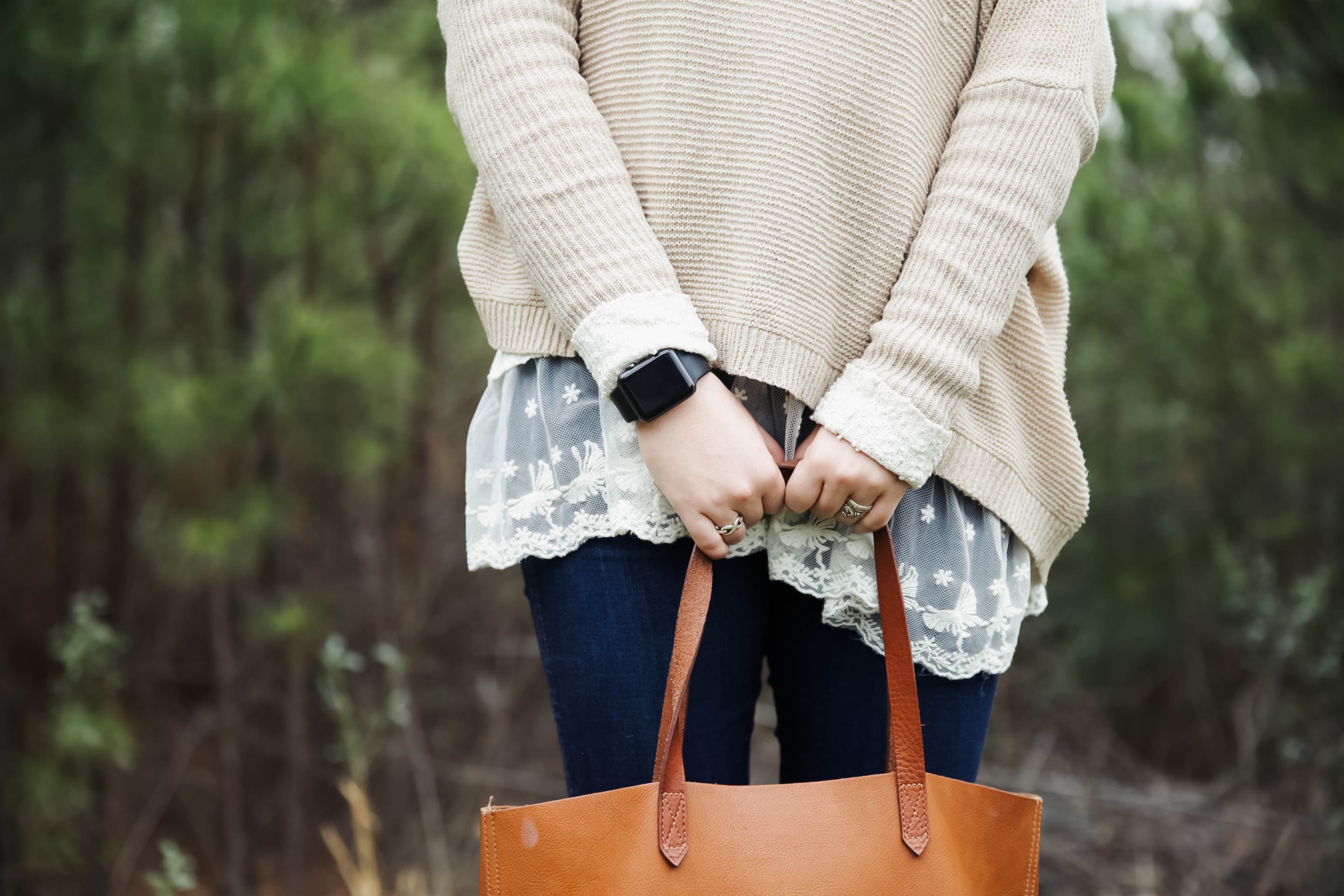Woman wearing a sweater and lace trim holding a tote bag HD Wallpaper
