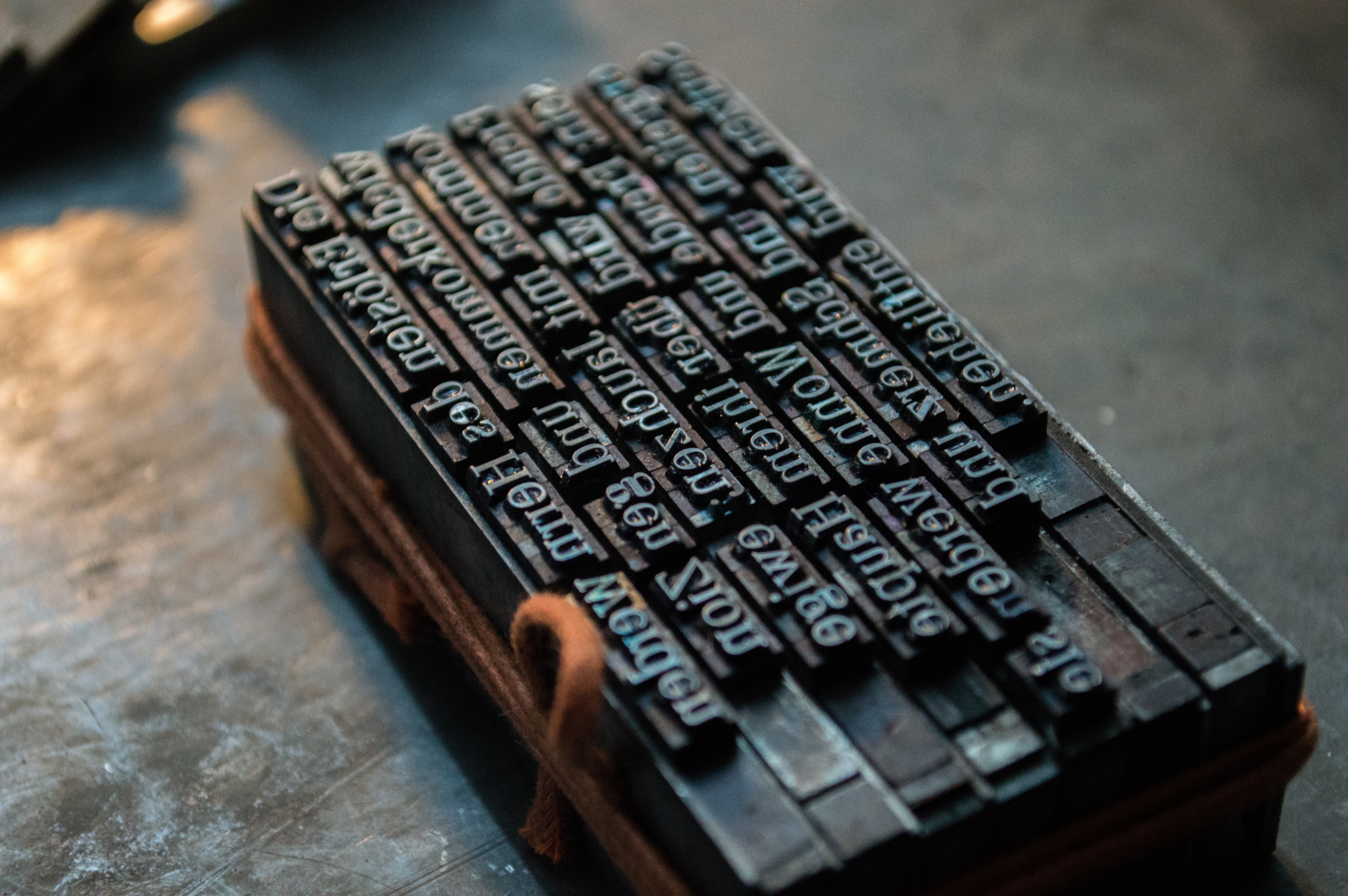Printing press type block with German text HD Wallpaper