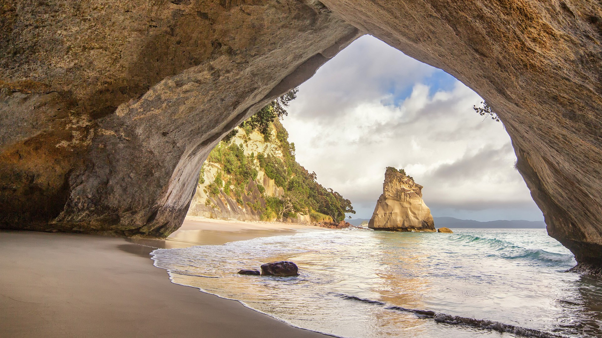 Scenic View of Cathedral Cove Beach in New Zealand HD Wallpaper