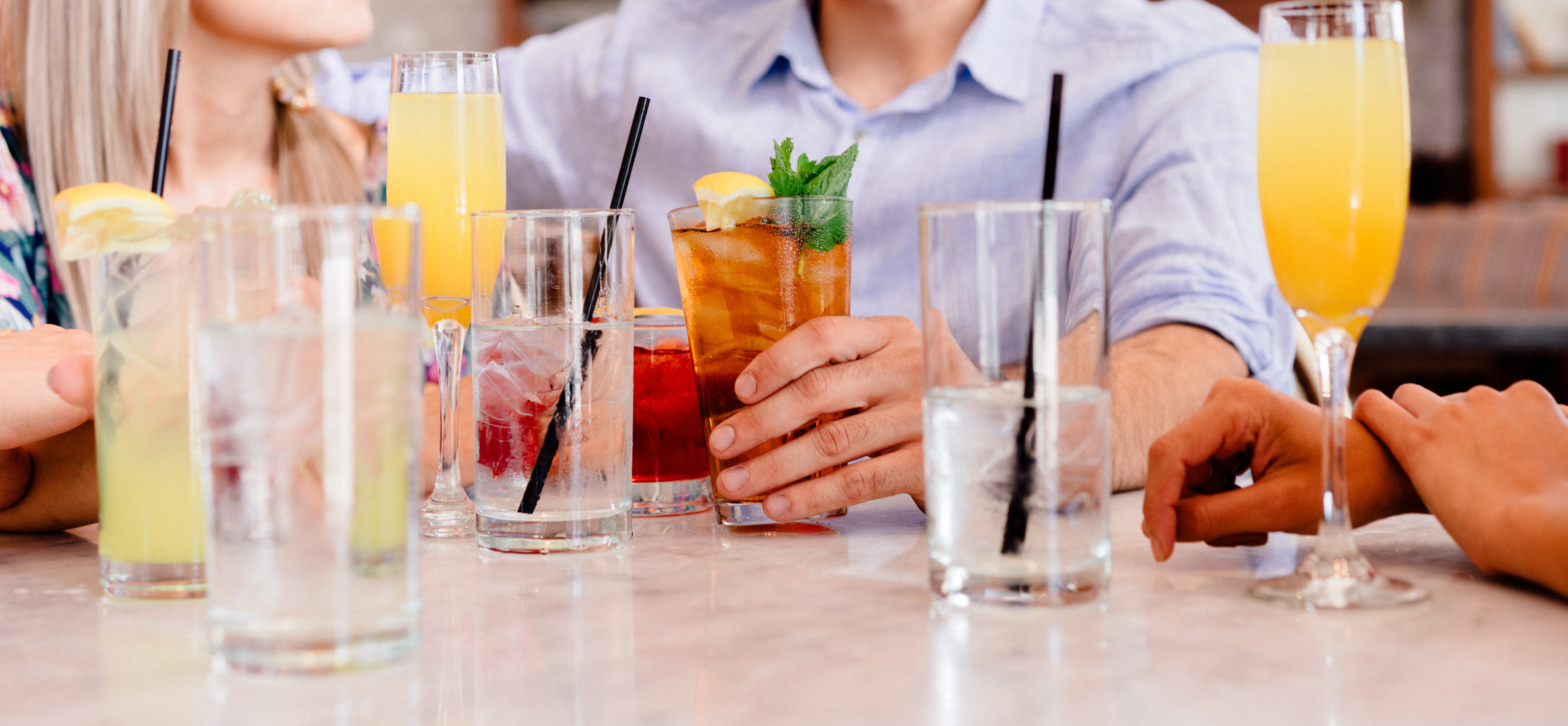 Friends enjoying brunch with cocktails and iced tea HD Wallpaper