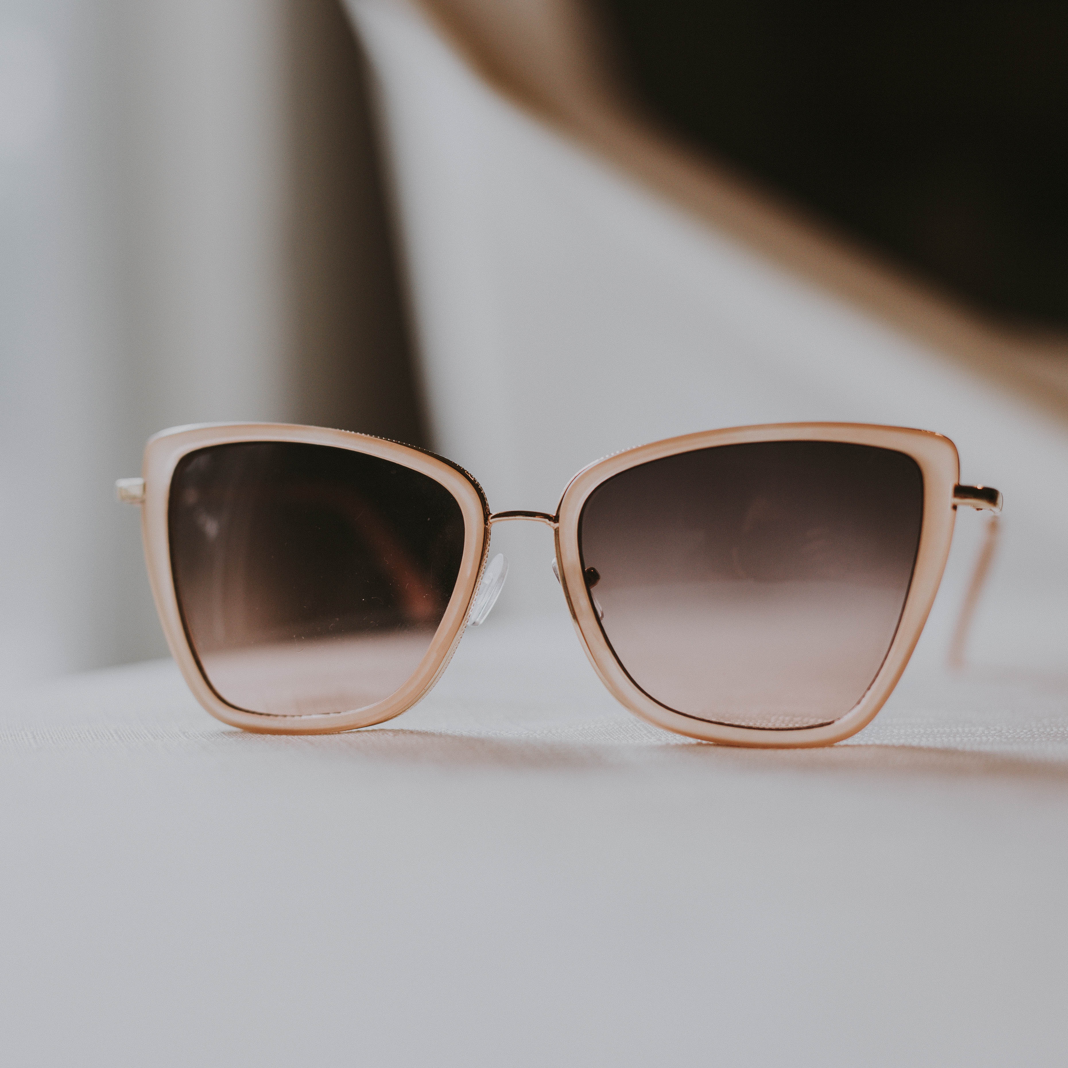 Pink cat-eye sunglasses with gradient lenses HD Wallpaper