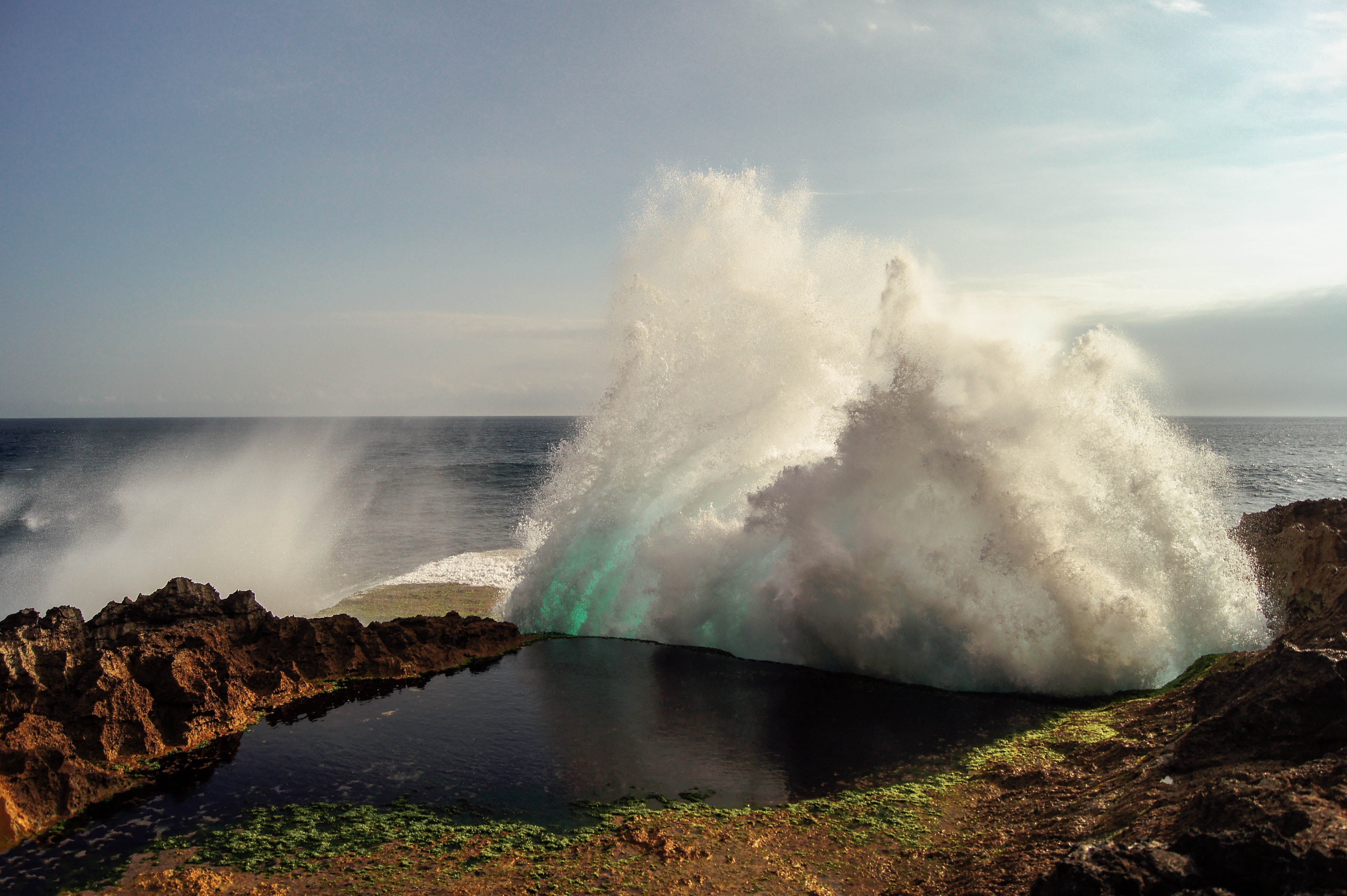 Wave crashing into a natural pool on Nusa Lembongan HD Wallpaper