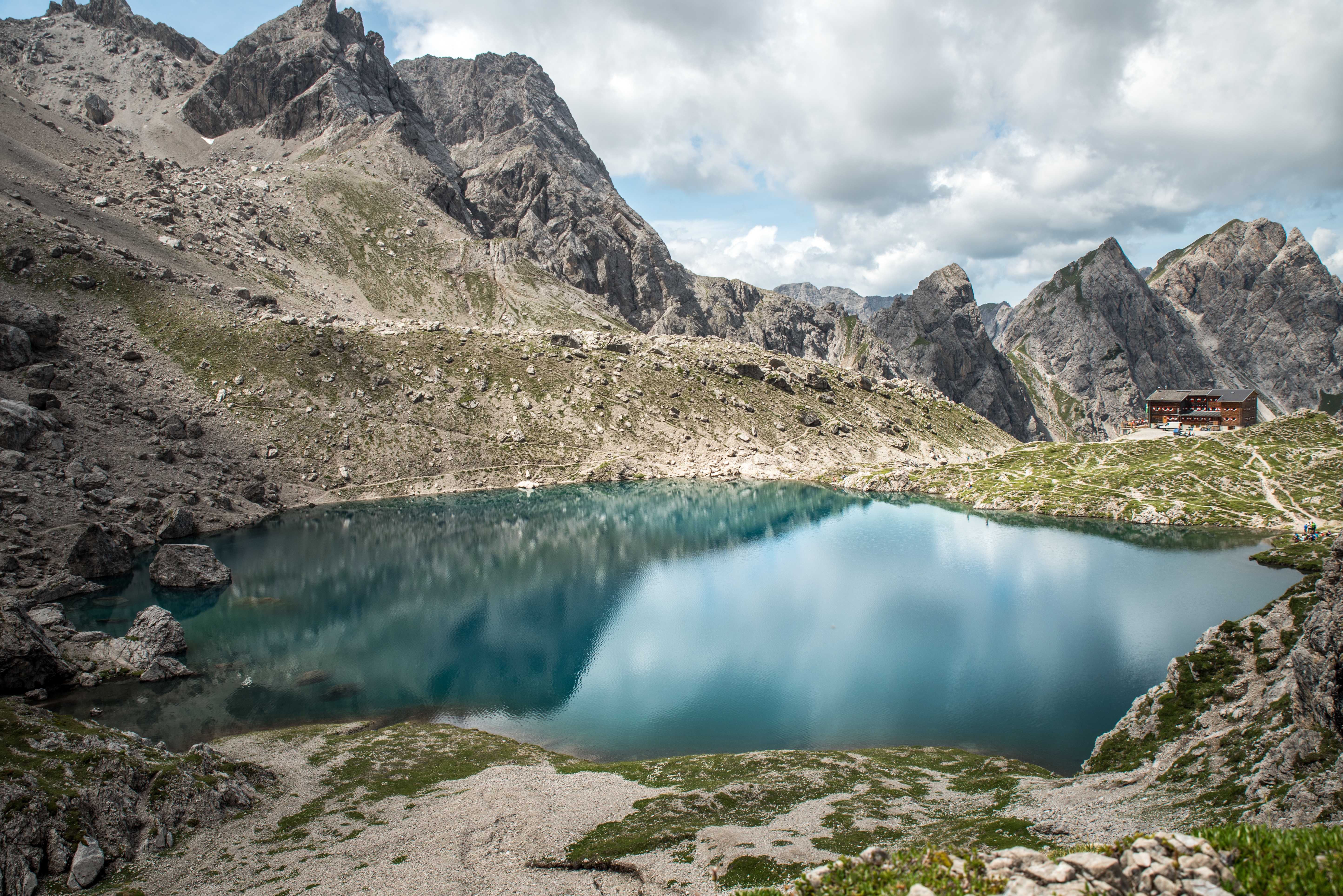 Mountain lake with a lodge in the background HD Wallpaper