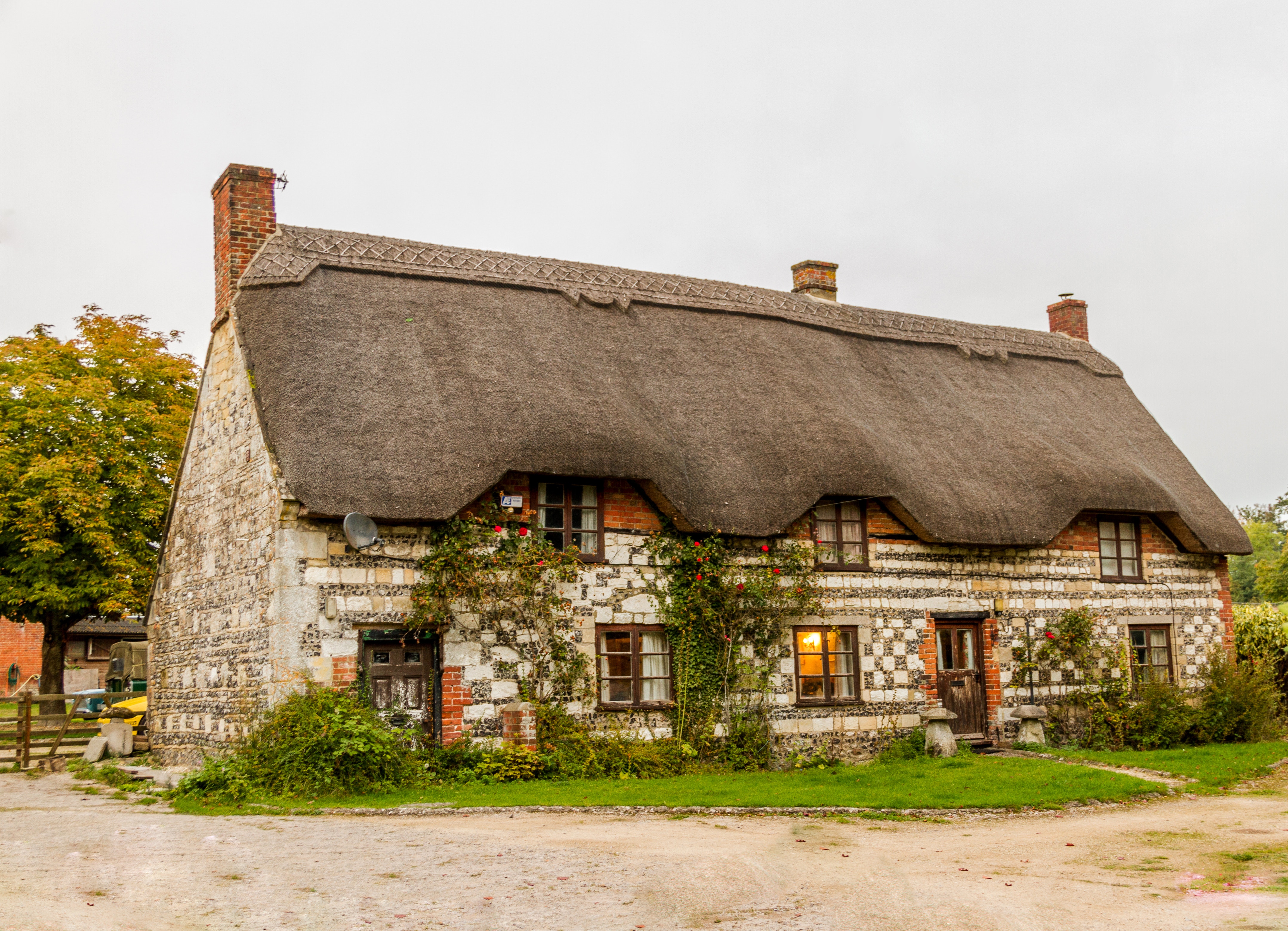 Thatched roof cottage in Wiltshire, United Kingdom HD Wallpaper