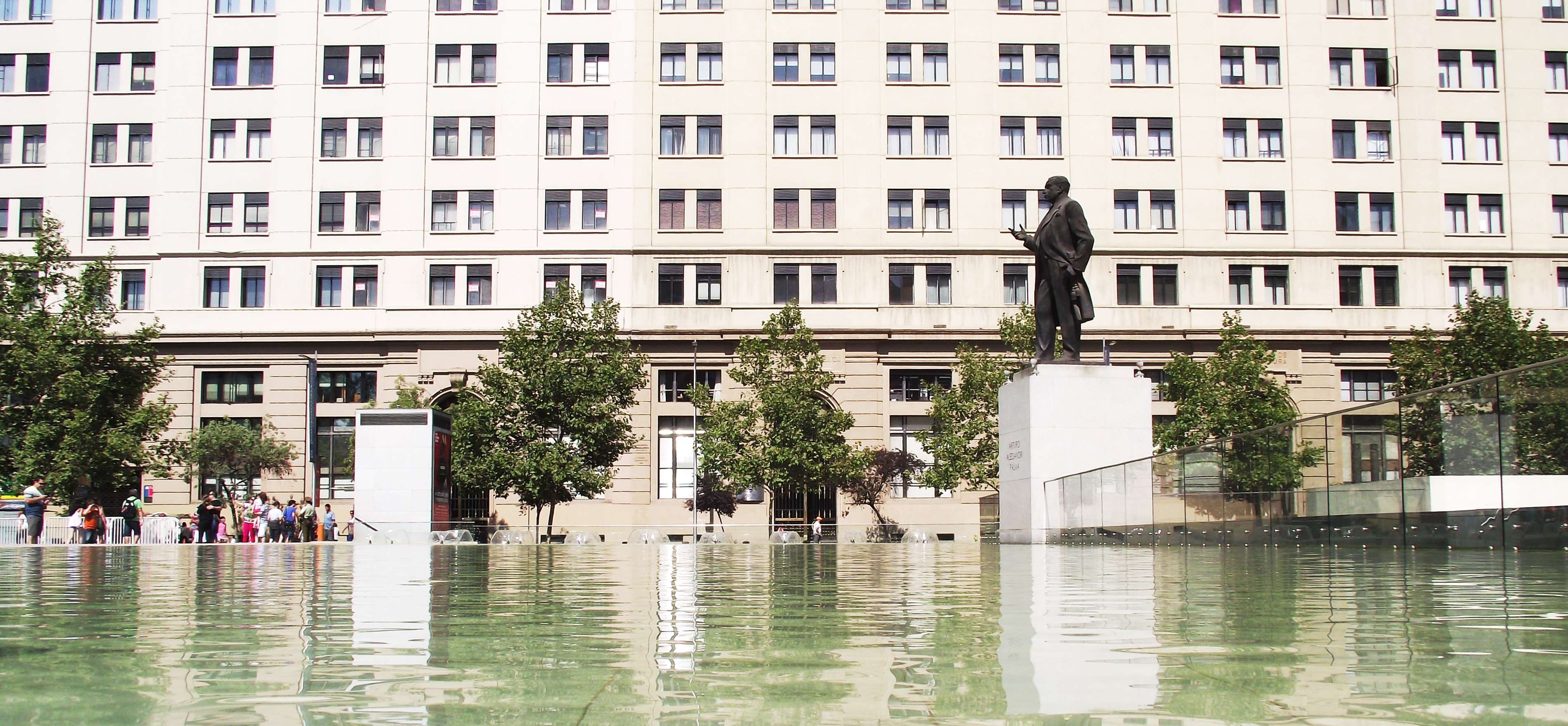 Statue in front of a large building with a fountain HD Wallpaper