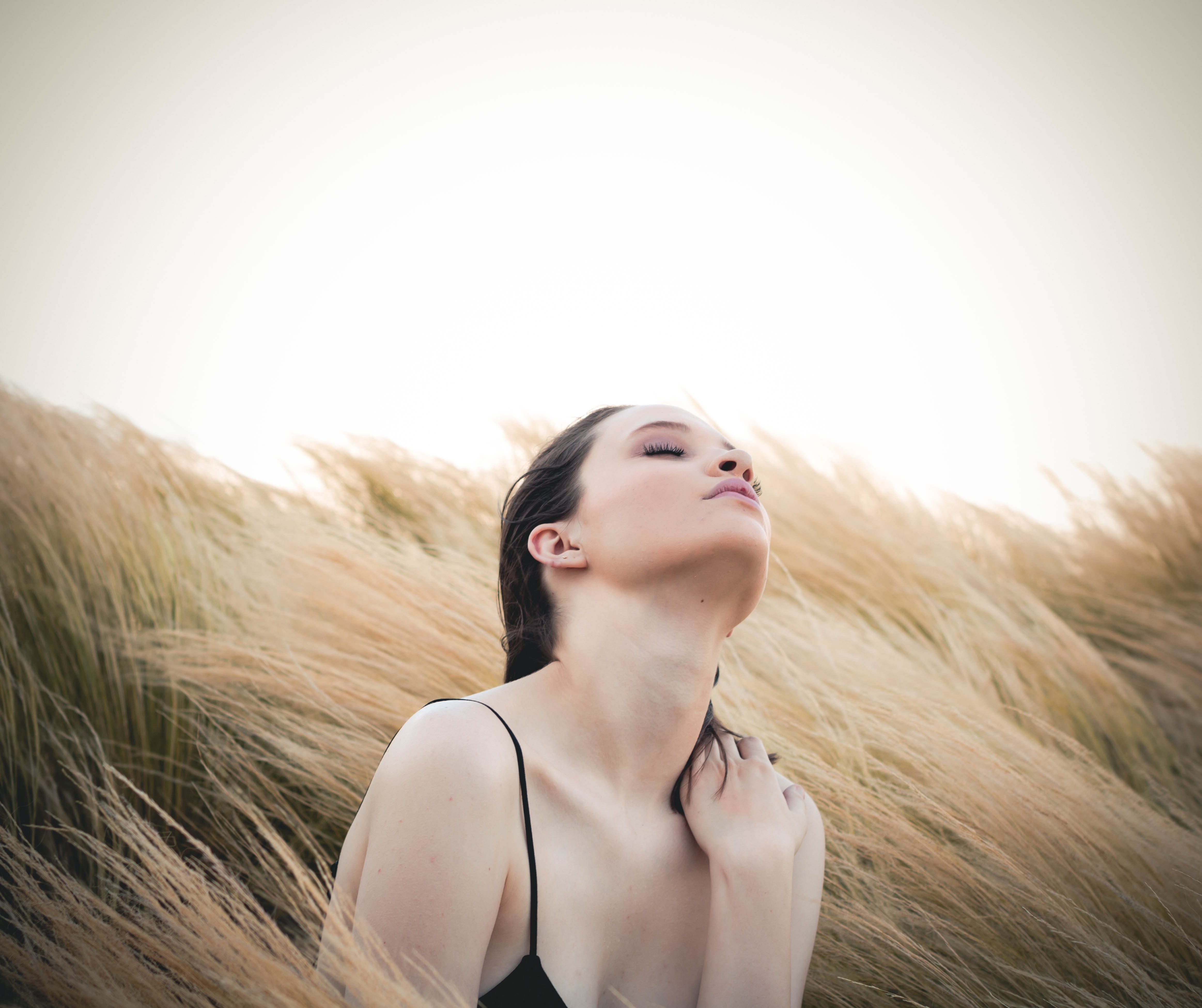 Woman in a field of tall grass HD Wallpaper
