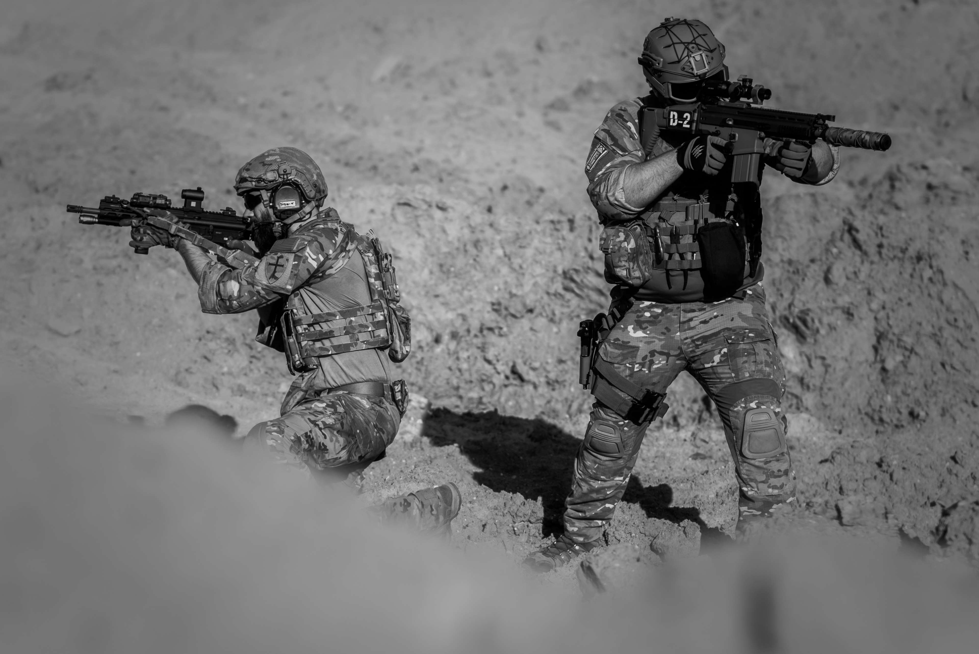 Soldiers in desert with rifles HD Wallpaper