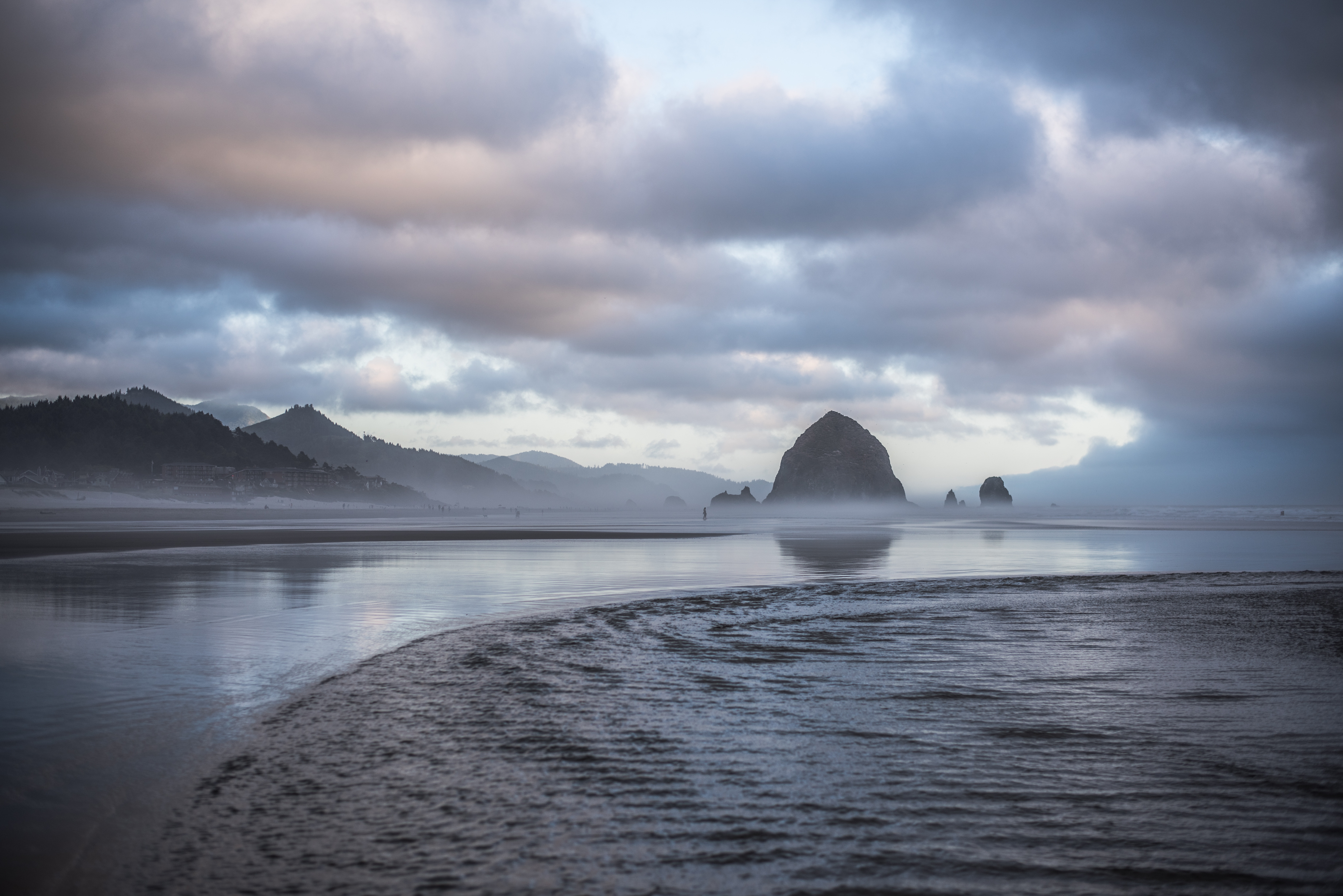 Haystack Rock at Cannon Beach during Dusk HD Wallpaper