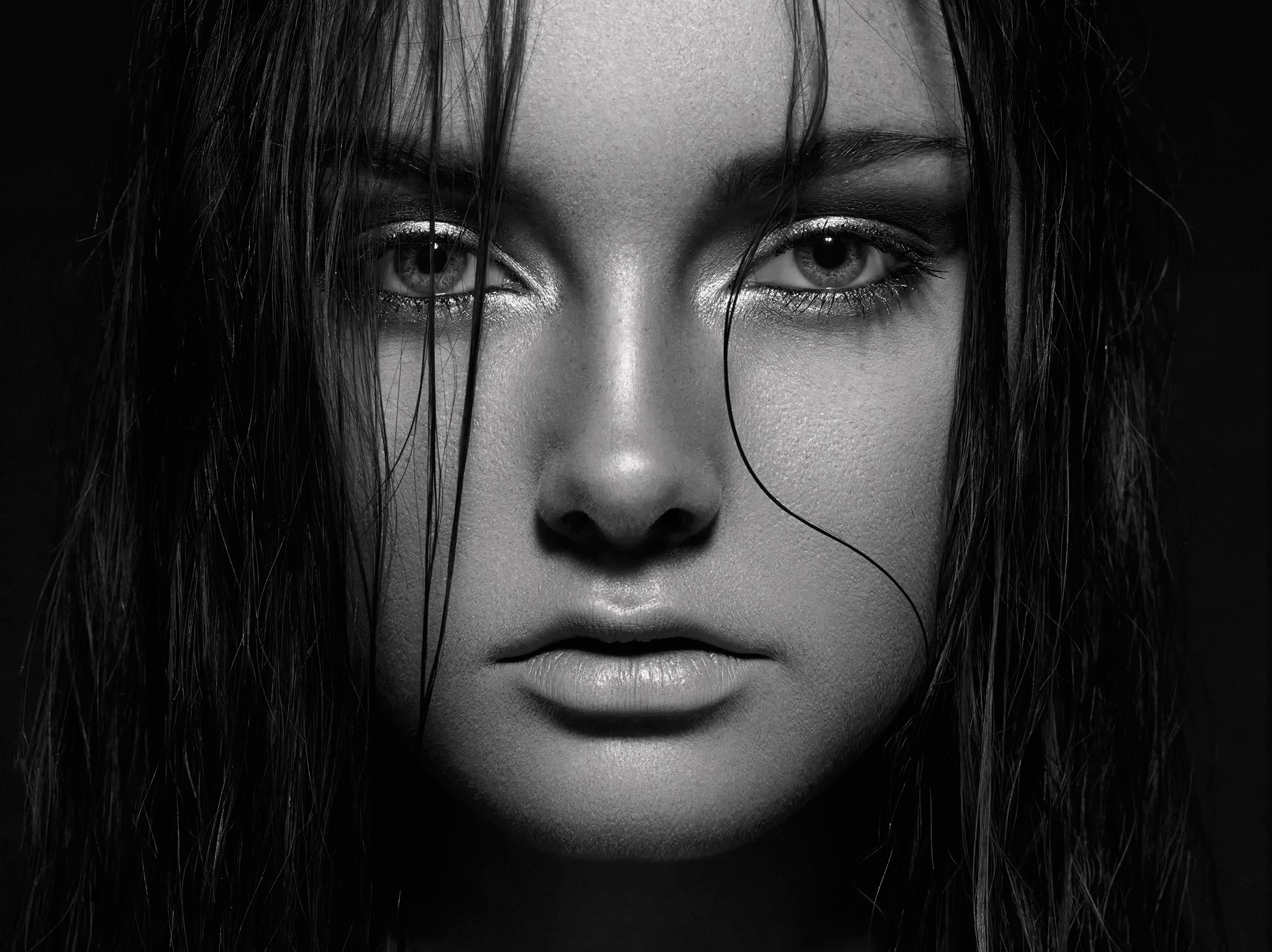 Black and white portrait of a young woman with wet hair HD Wallpaper