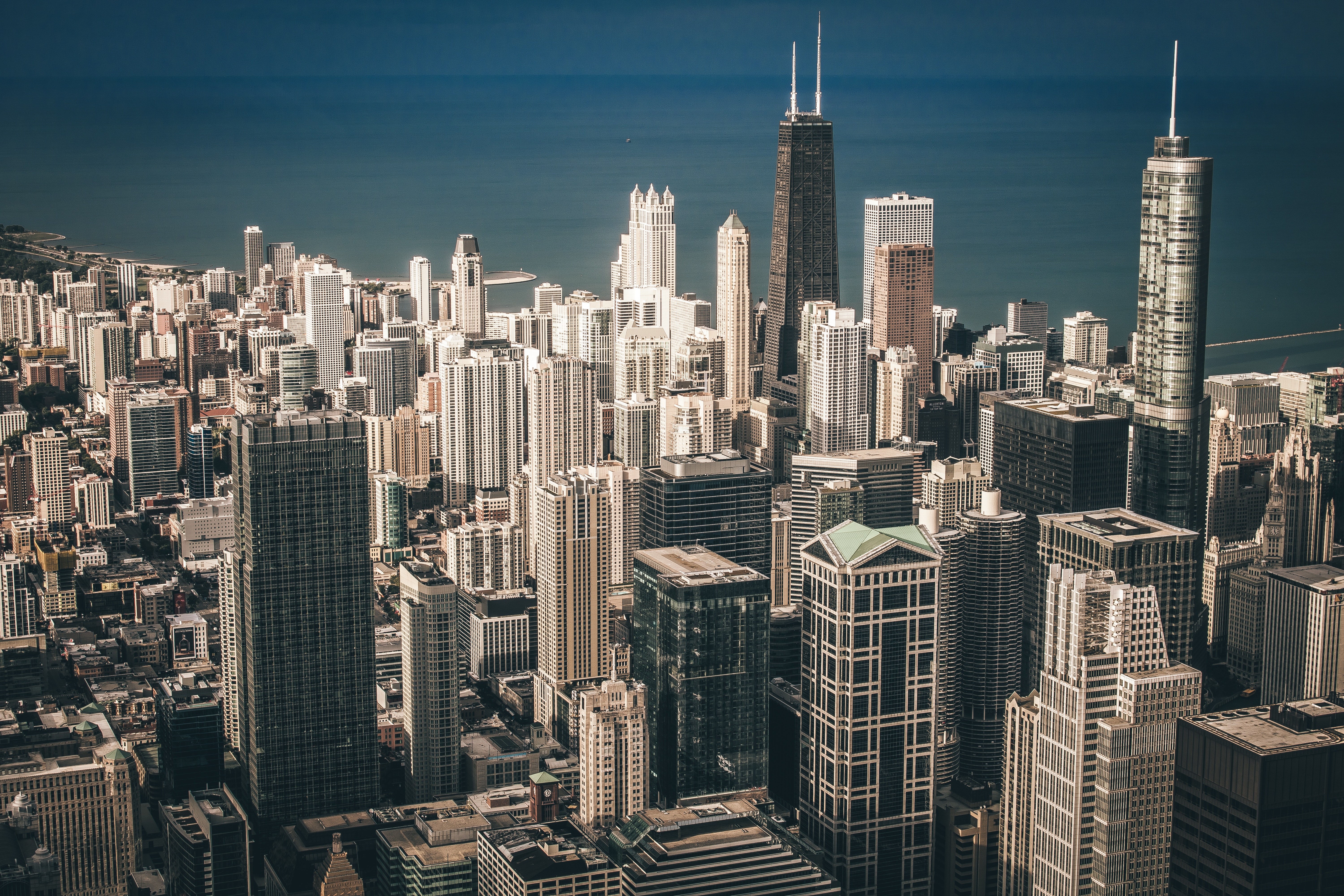 Chicago cityscape with skyscrapers and Lake Michigan HD Wallpaper