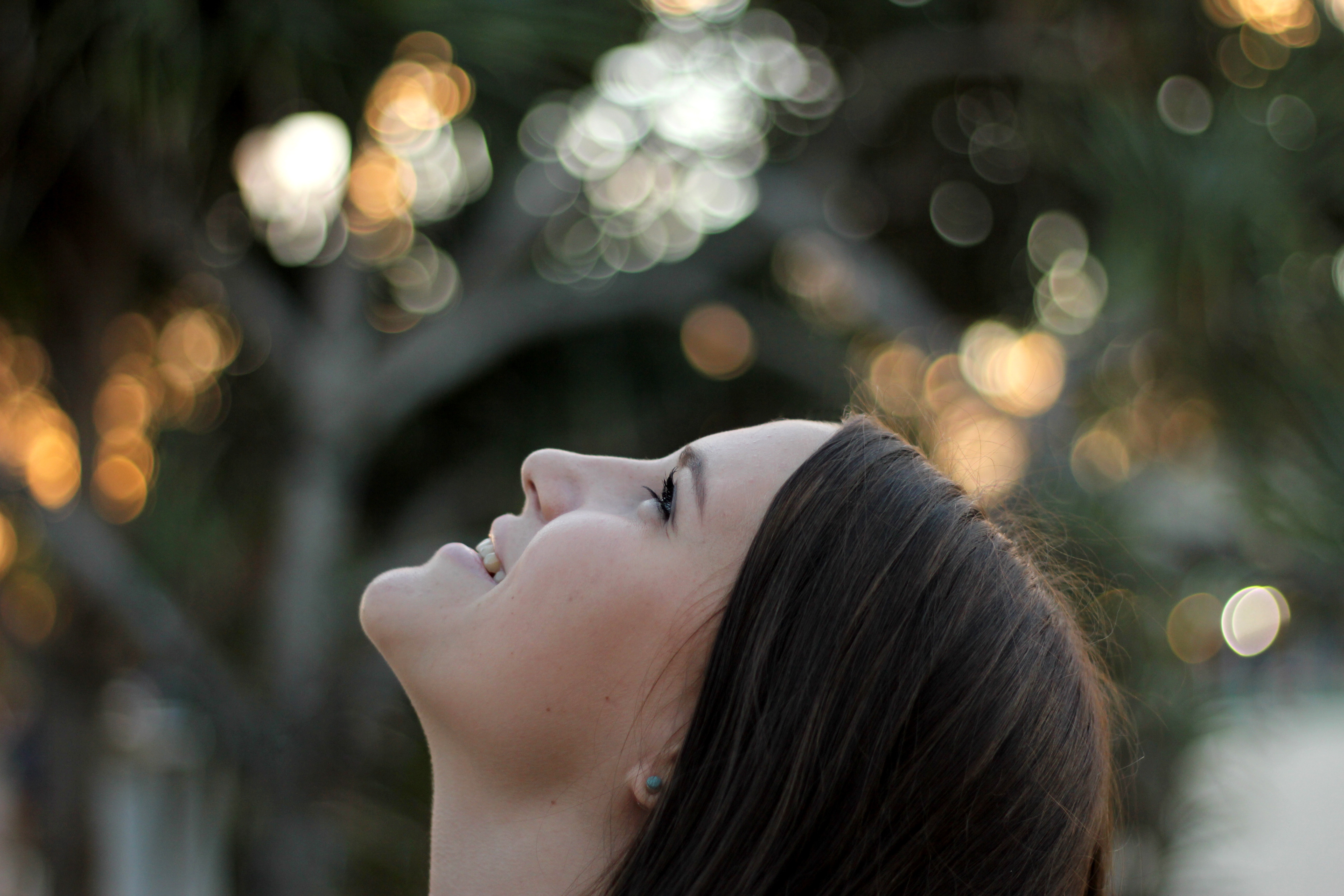 Girl smiling with bokeh background HD Wallpaper