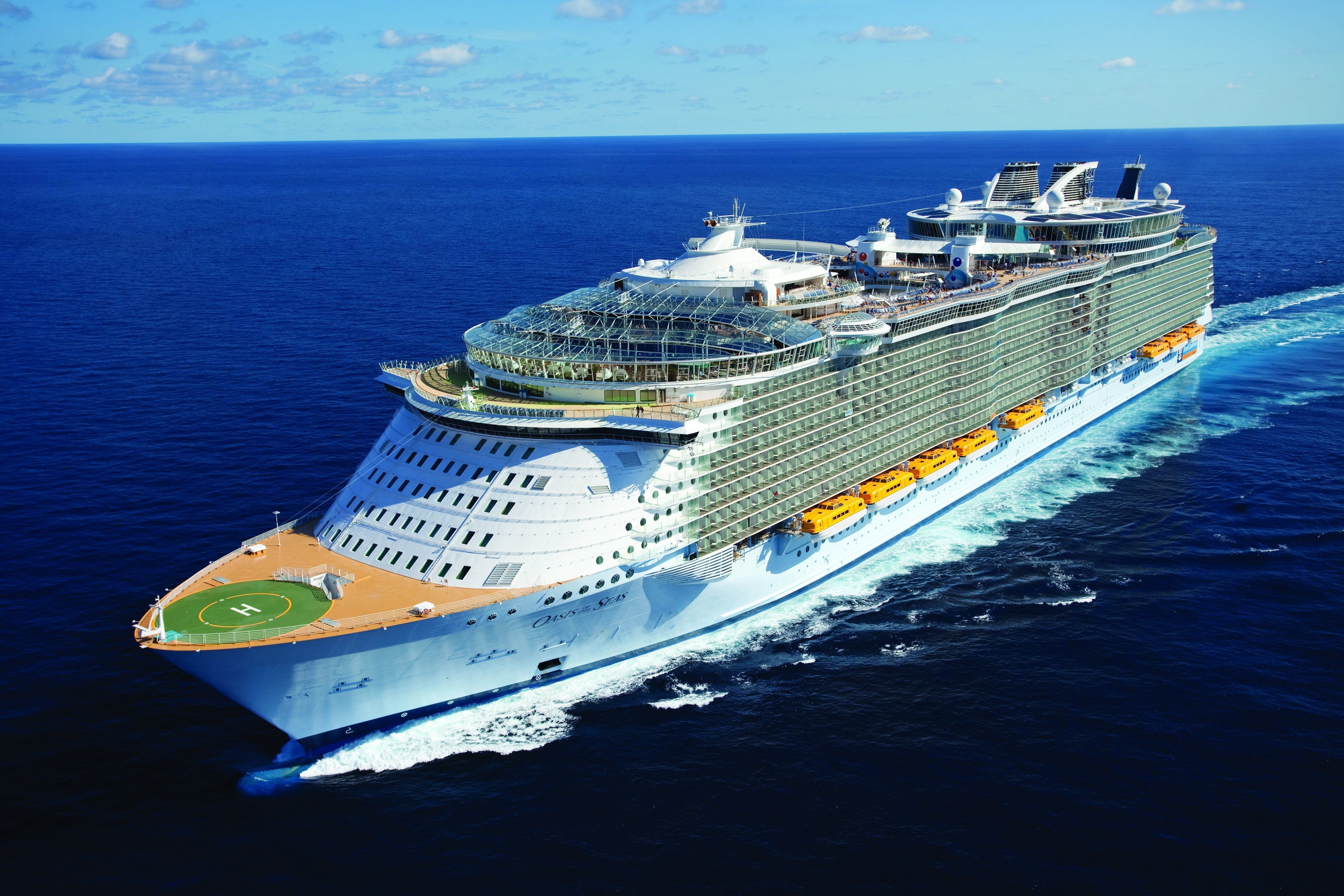 Oasis of the Seas cruise ship sailing on the ocean HD Wallpaper