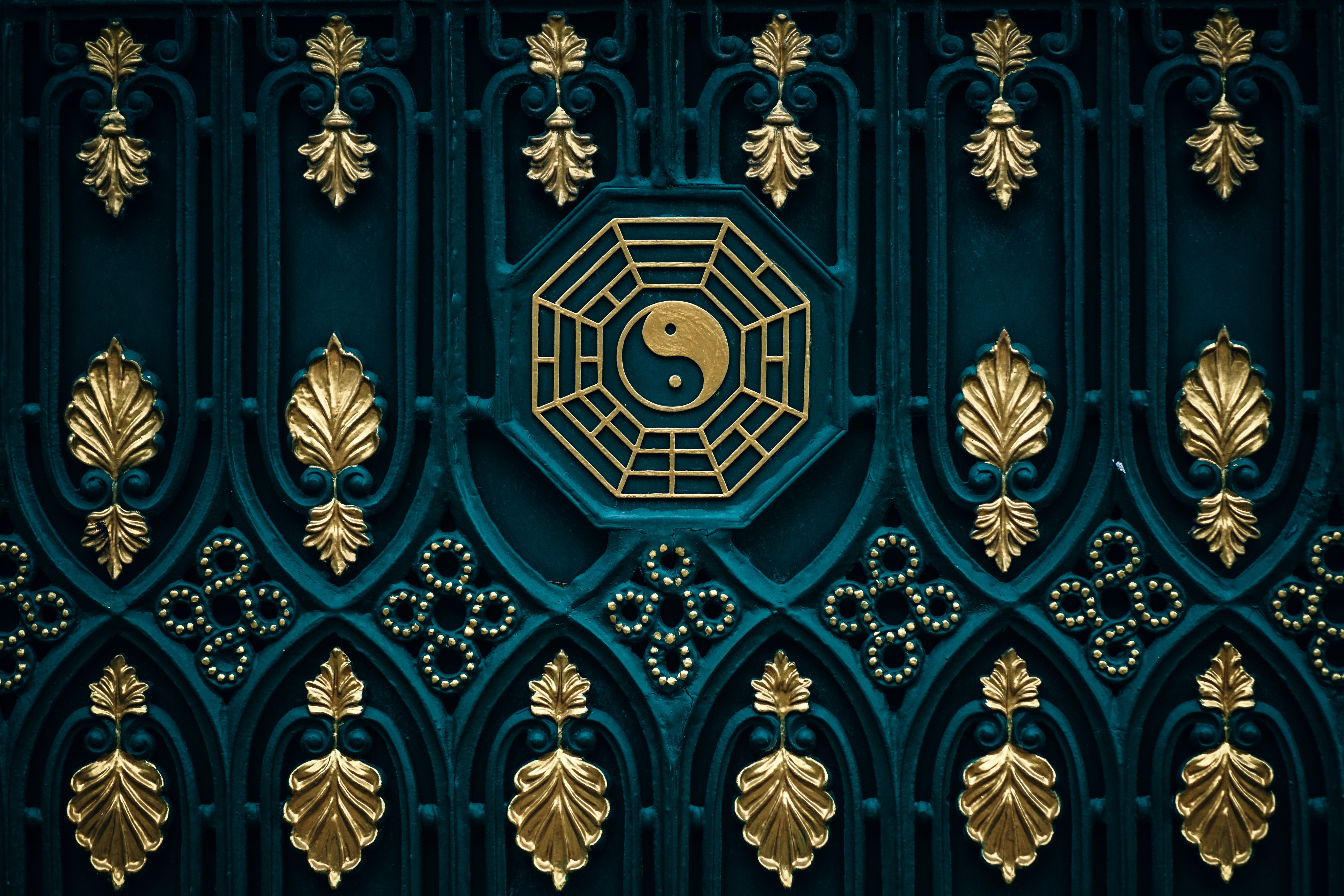 Ornate gate with gold Yin Yang symbol HD Wallpaper