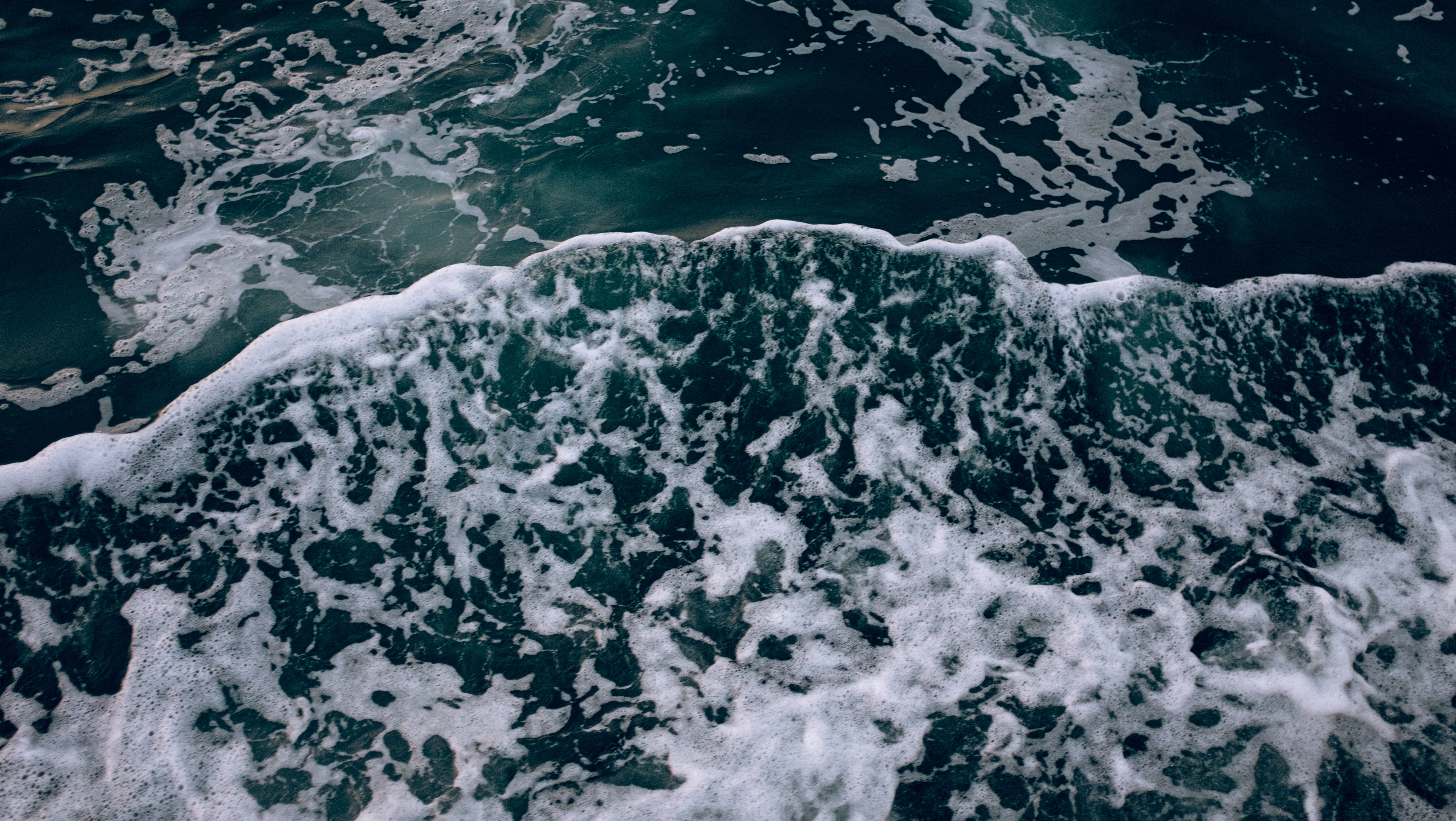 Dark blue ocean water with white sea foam HD Wallpaper