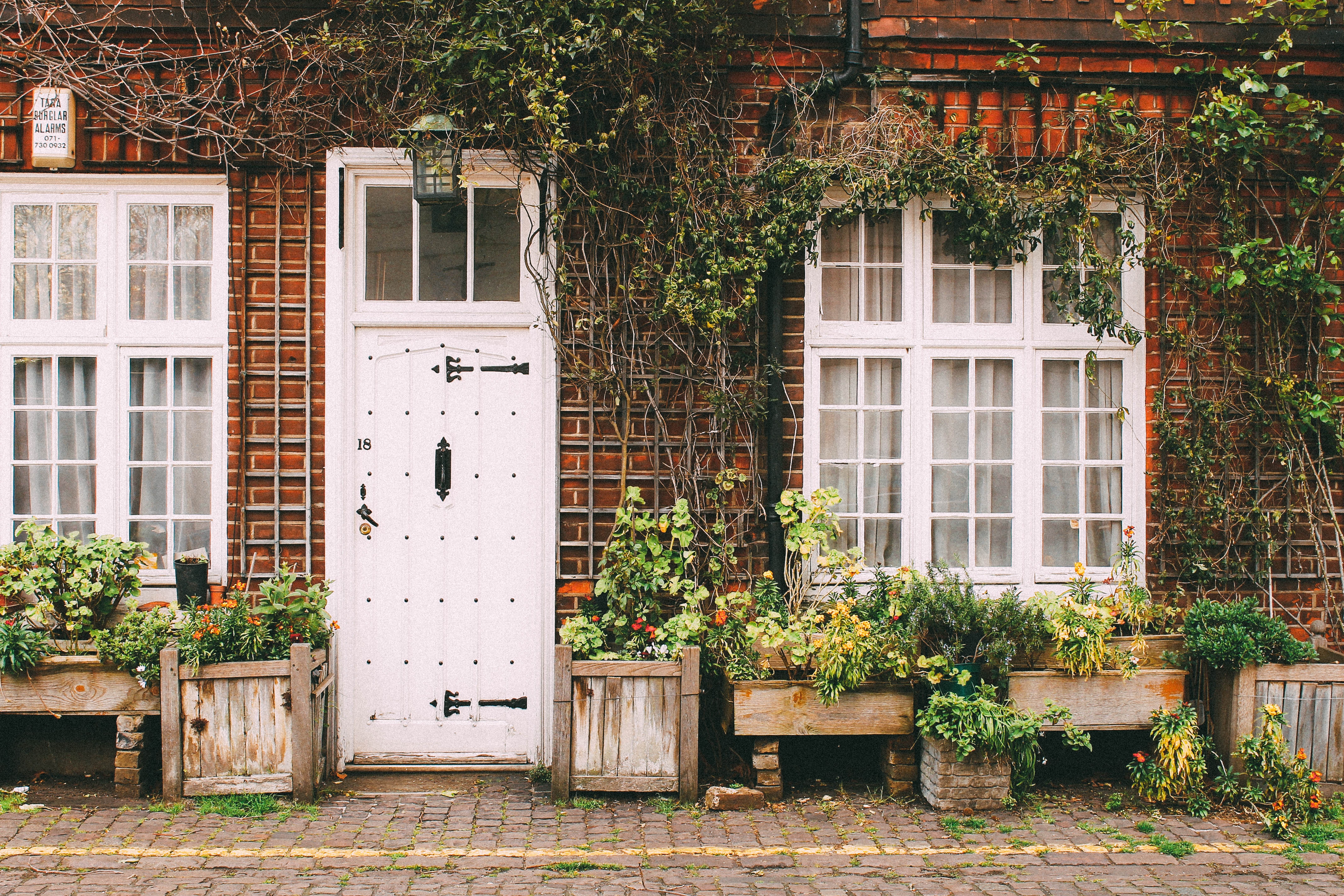 Brick house with white door and windows HD Wallpaper