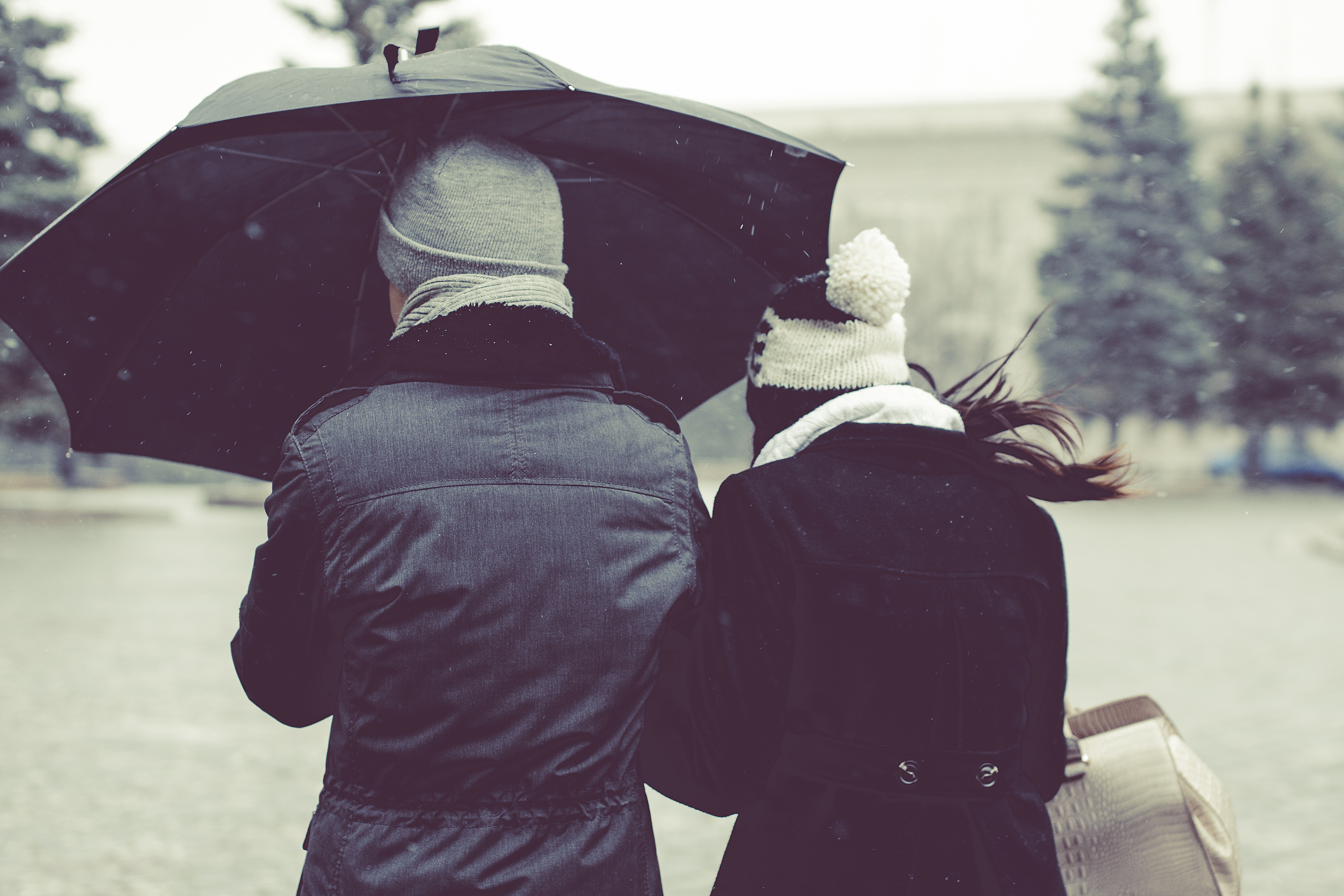 Couple walking under an umbrella in the rain HD Wallpaper