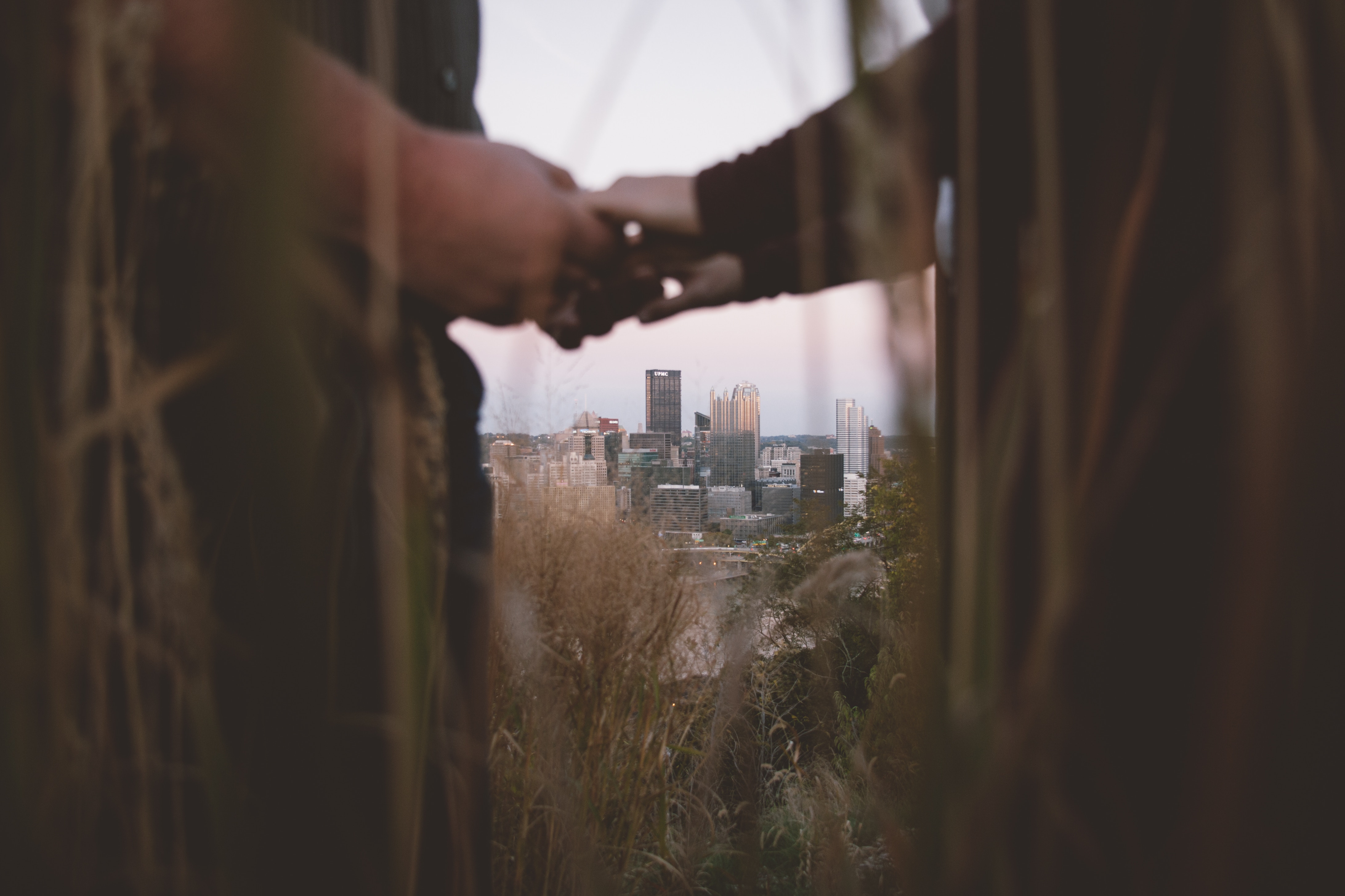 Couple holding hands with city skyline background HD Wallpaper