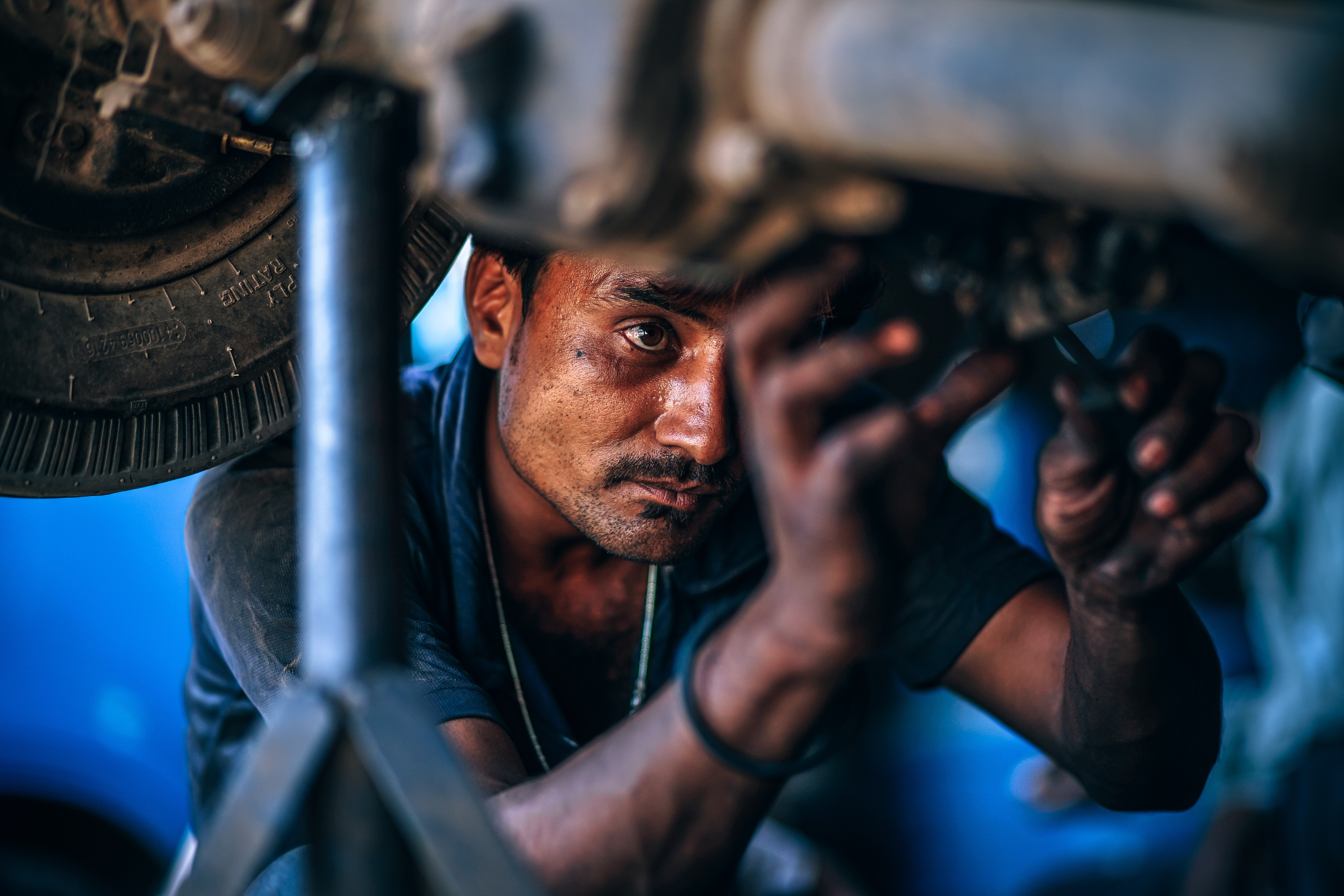 Mechanic working on a car HD Wallpaper