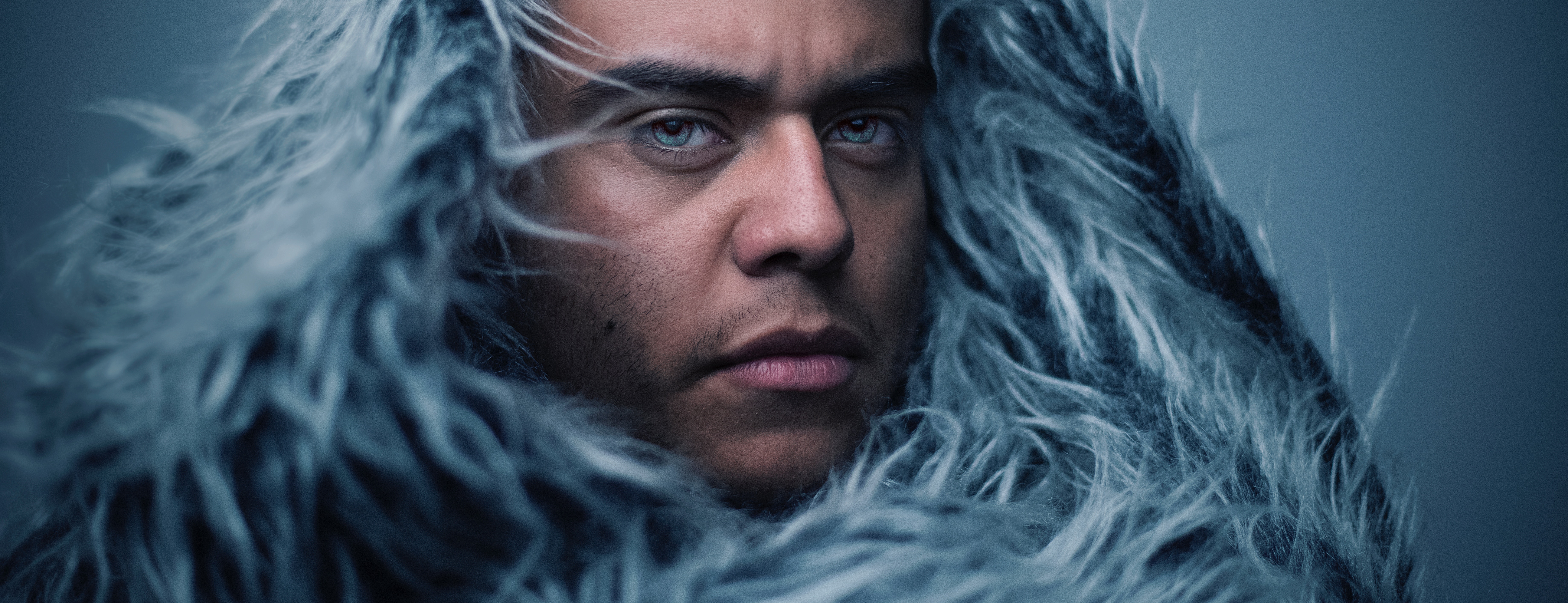 Man with blue eyes in fur mantle HD Wallpaper