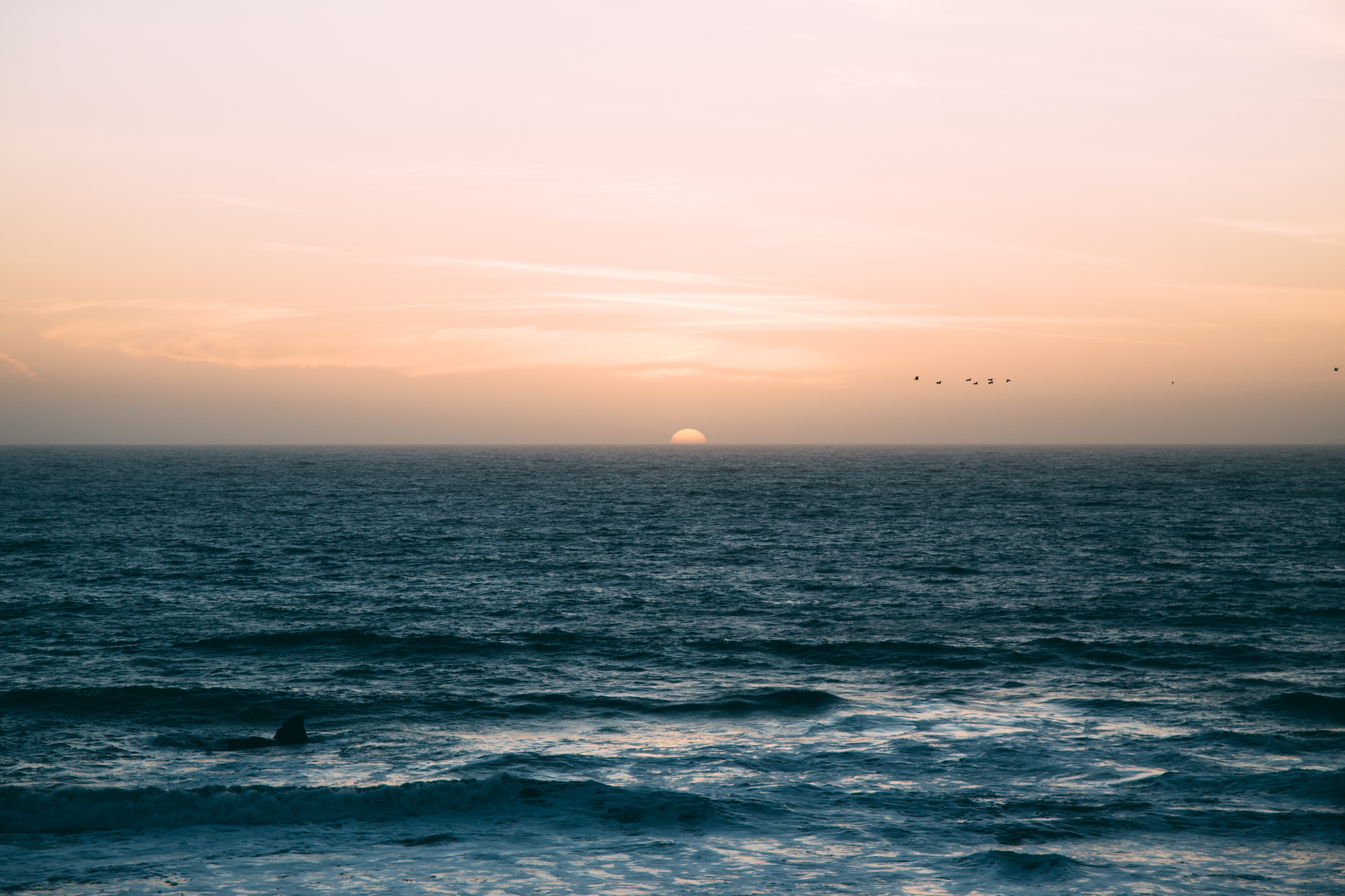 Sunset over the Pacific Ocean near Half Moon Bay HD Wallpaper