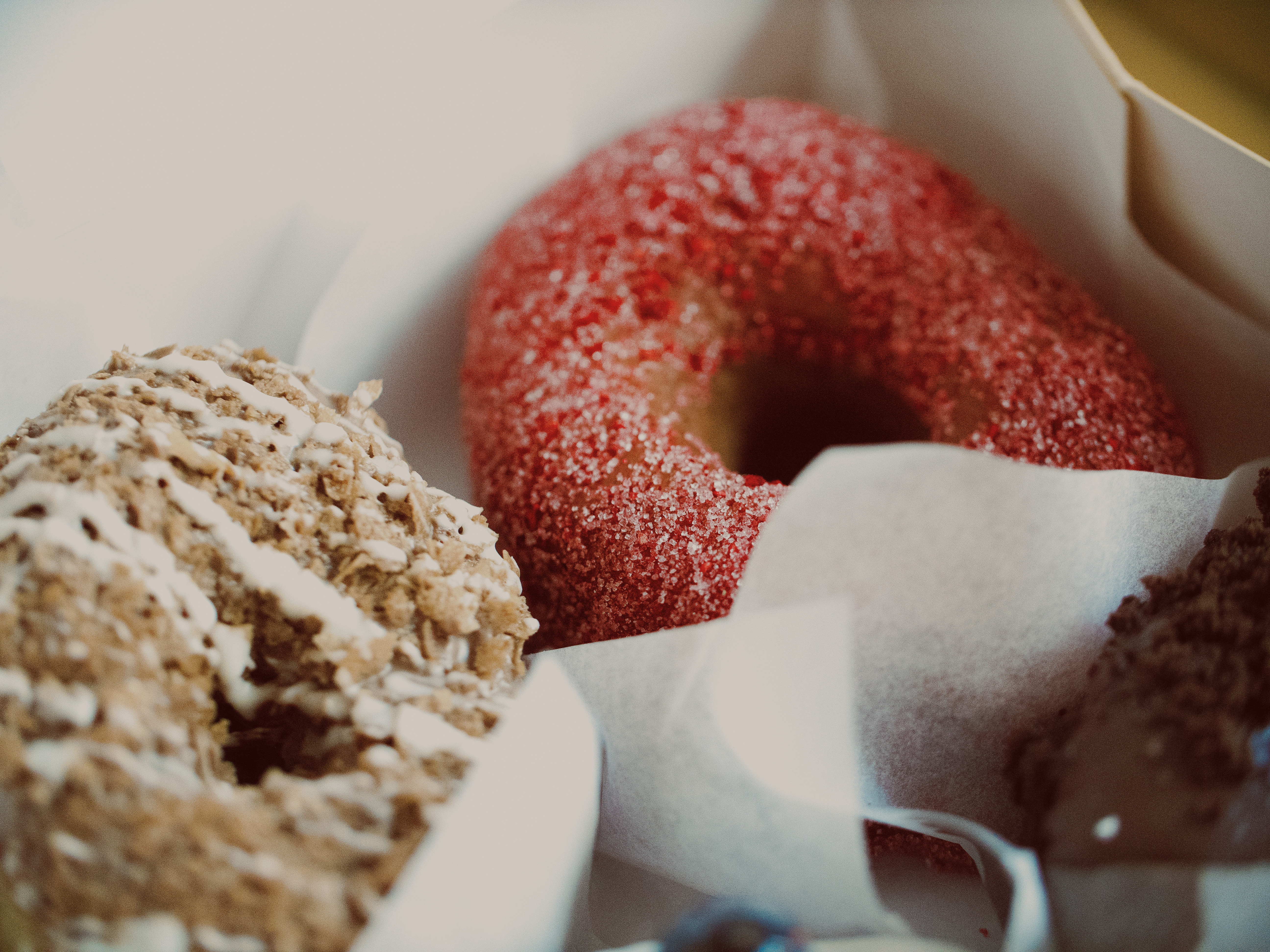 Close-up of three donuts in a box HD Wallpaper