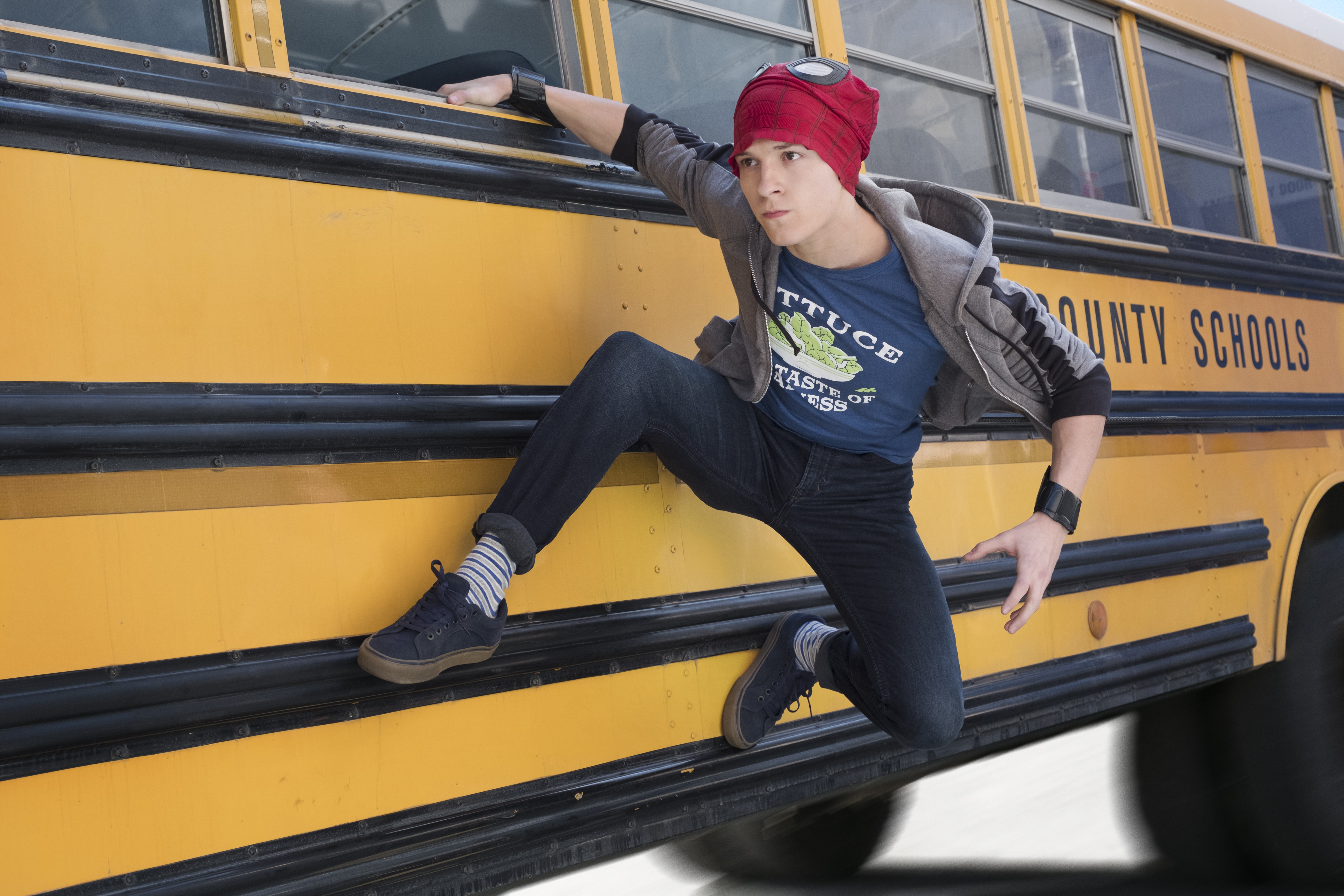 Spider-Man from Avengers Infinity War on a school bus HD Wallpaper