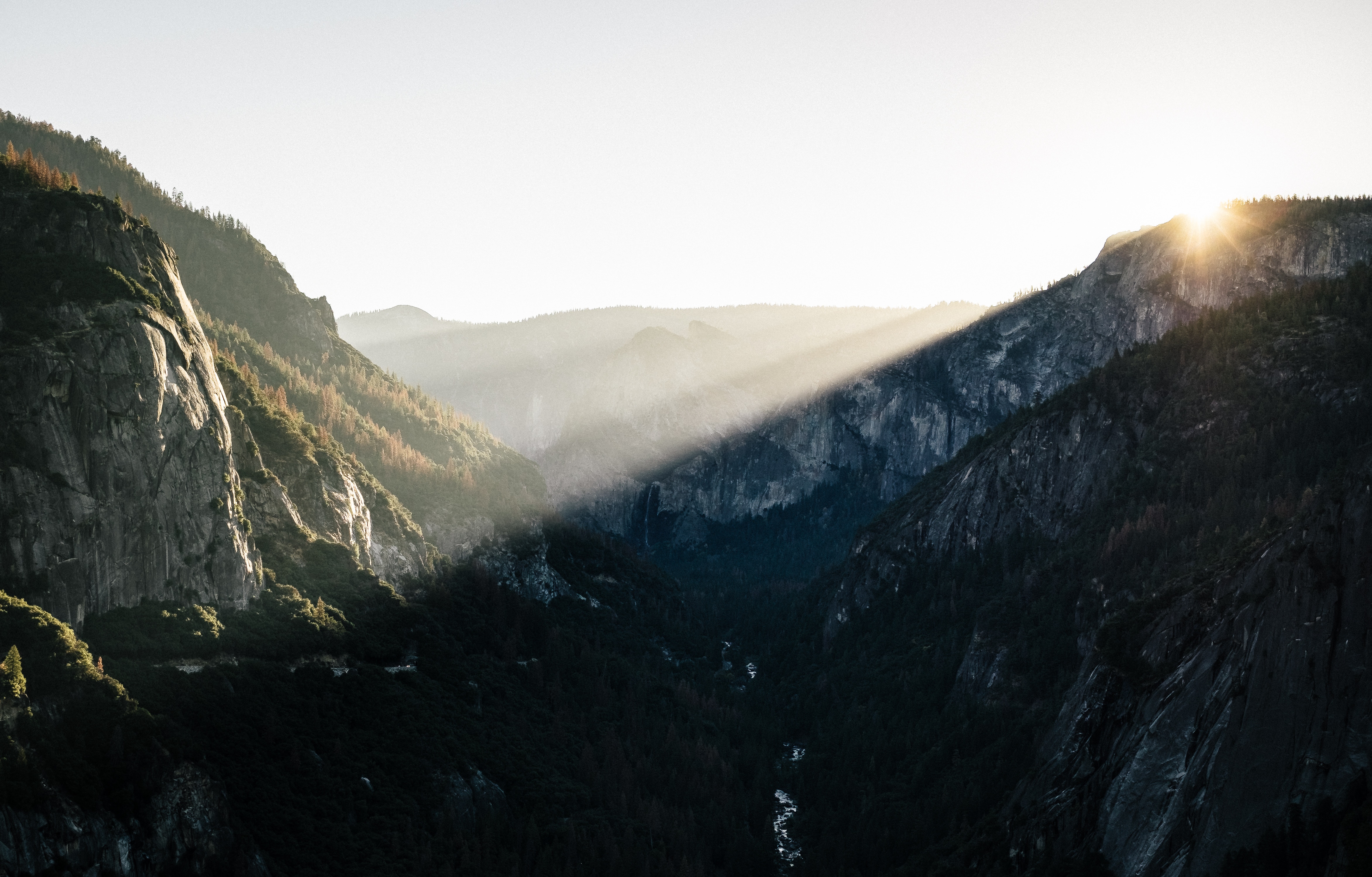 Sun rays over Yosemite National Park mountains HD Wallpaper