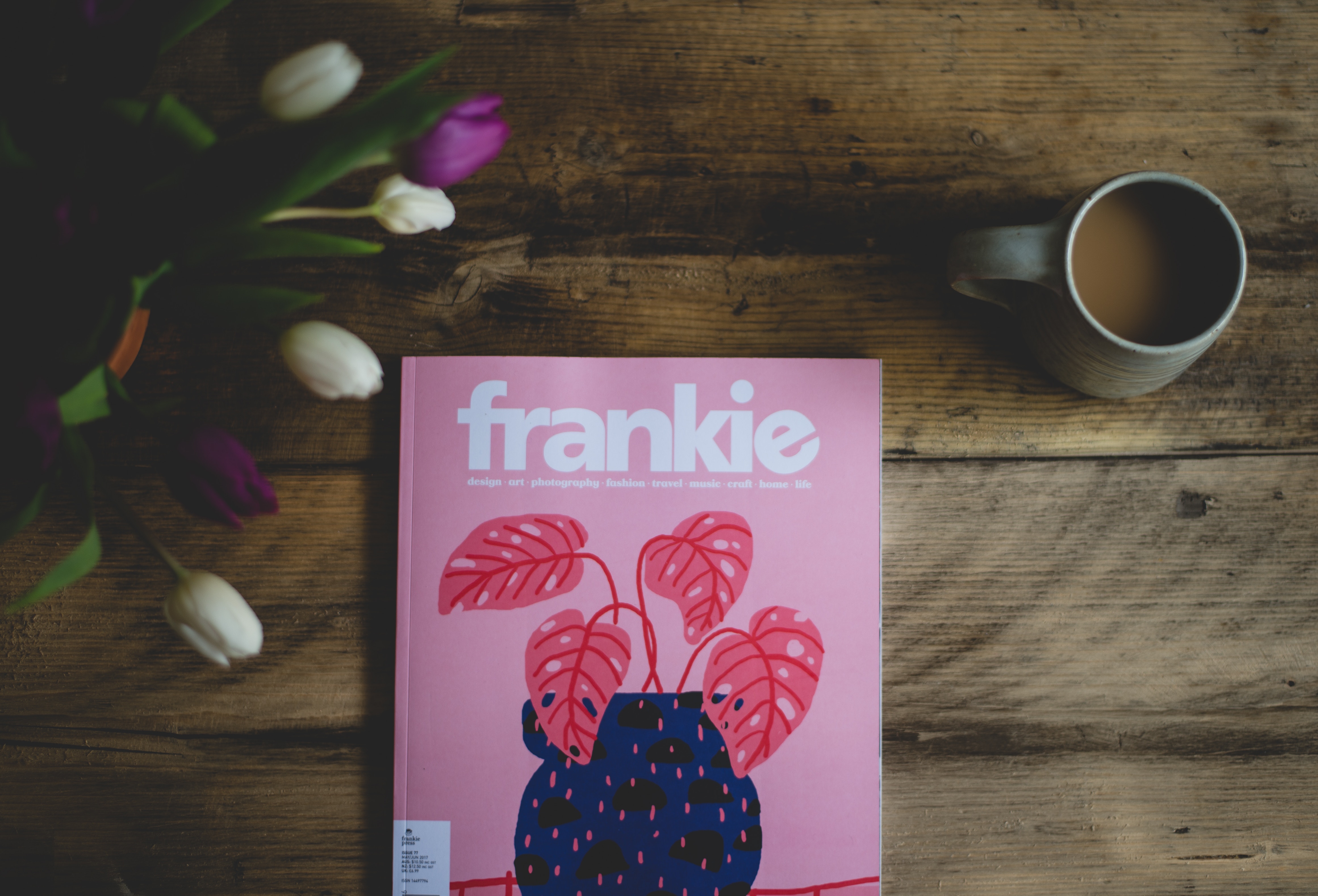 Frankie magazine with tulips and coffee on a wooden table HD Wallpaper