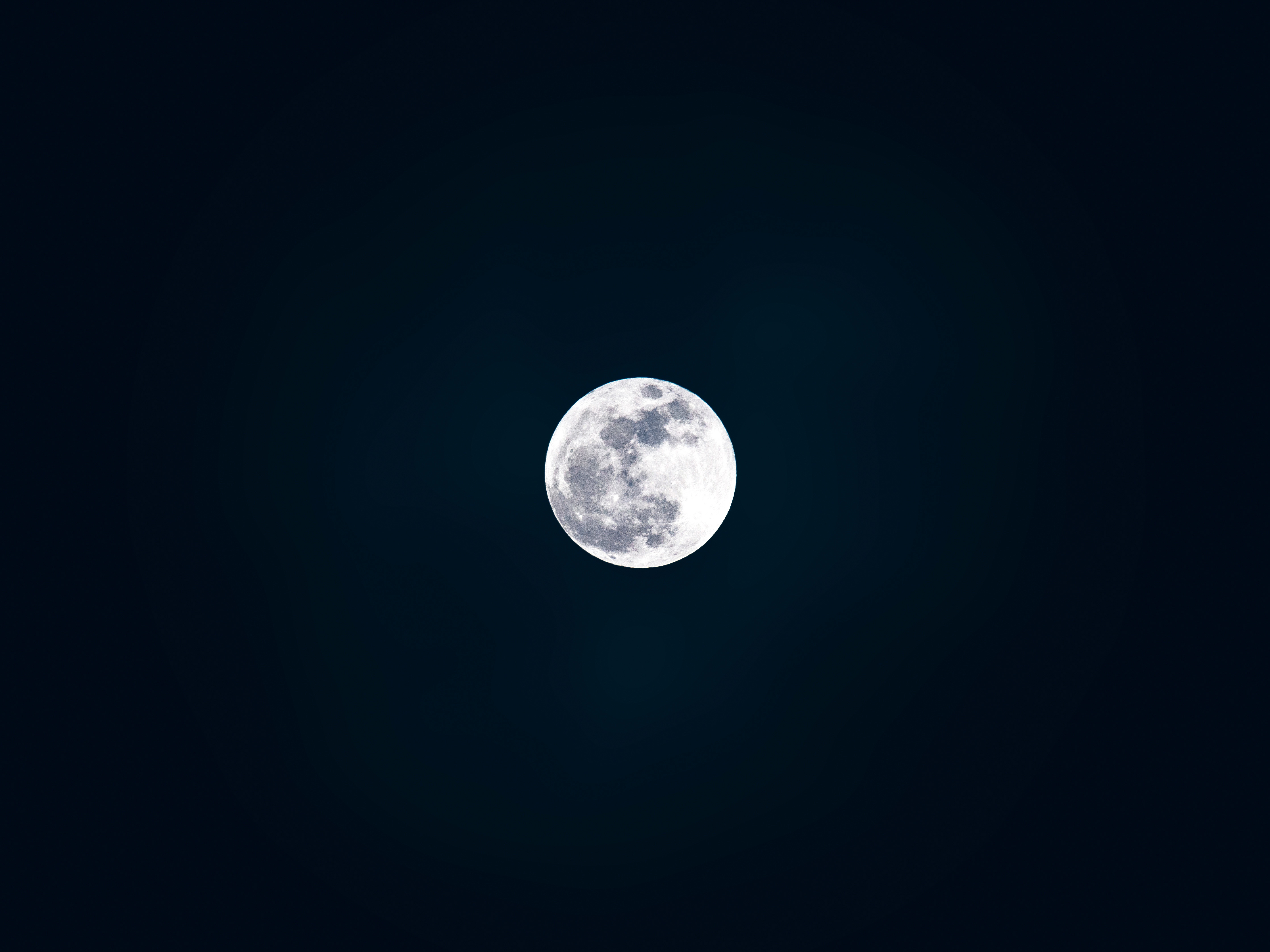 Full moon in dark sky 4K HD Wallpaper