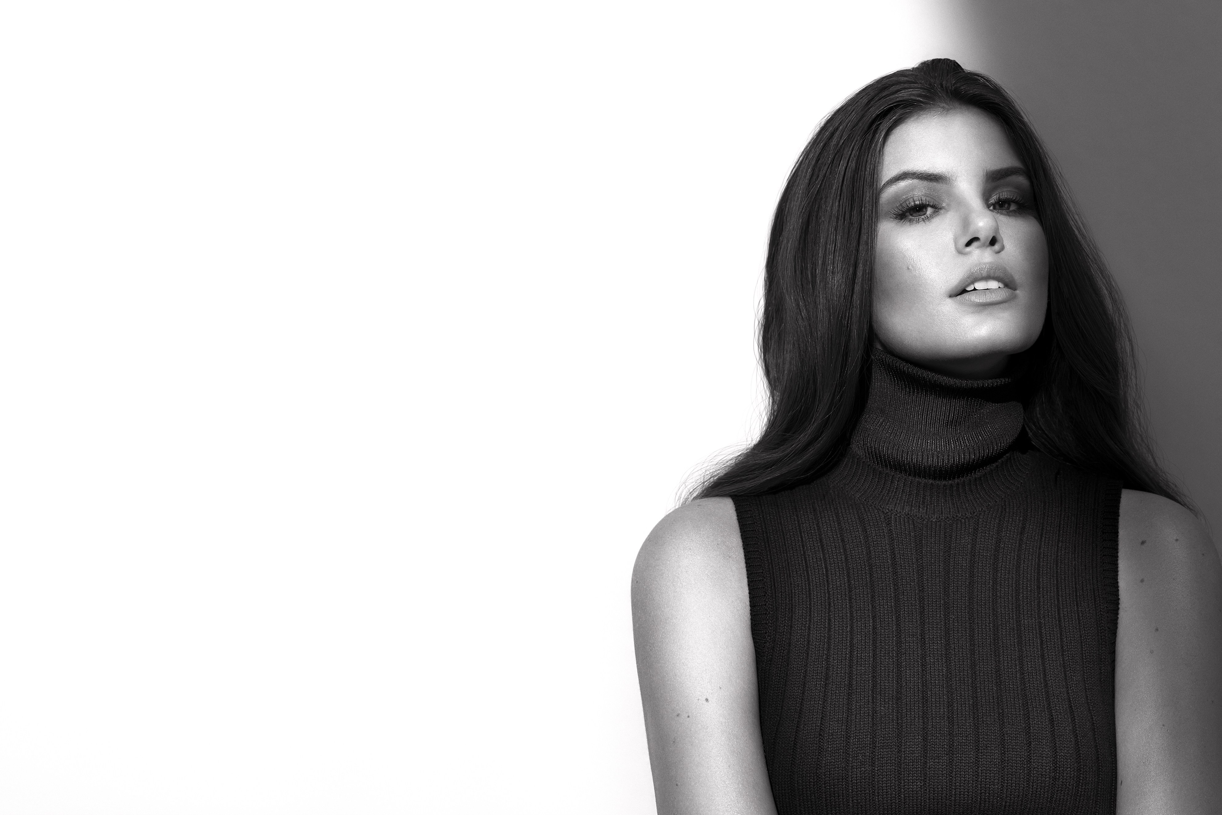 Camila Queiroz in monochrome portrait HD Wallpaper