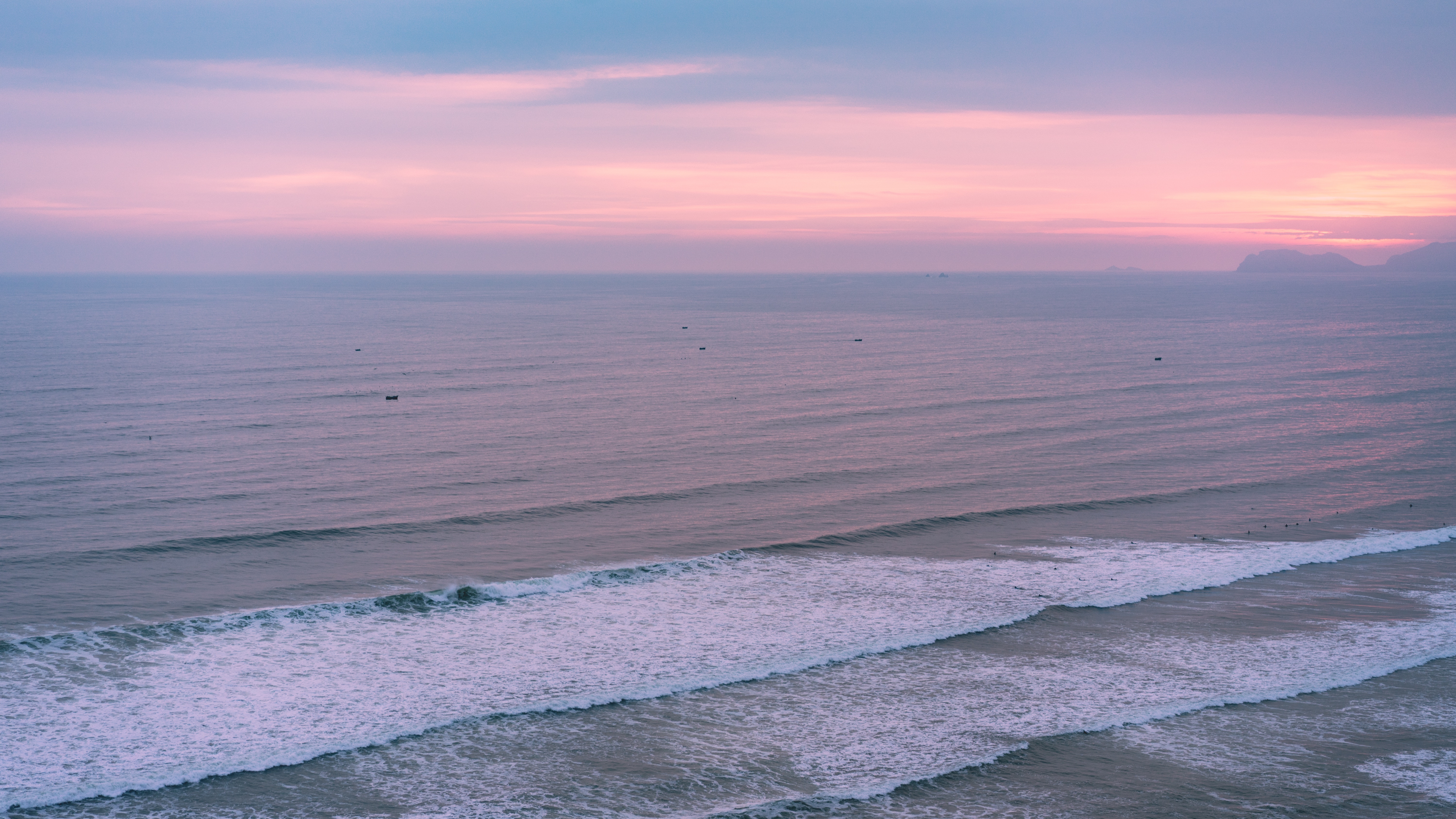 Ocean waves at sunrise or sunset in Peru HD Wallpaper